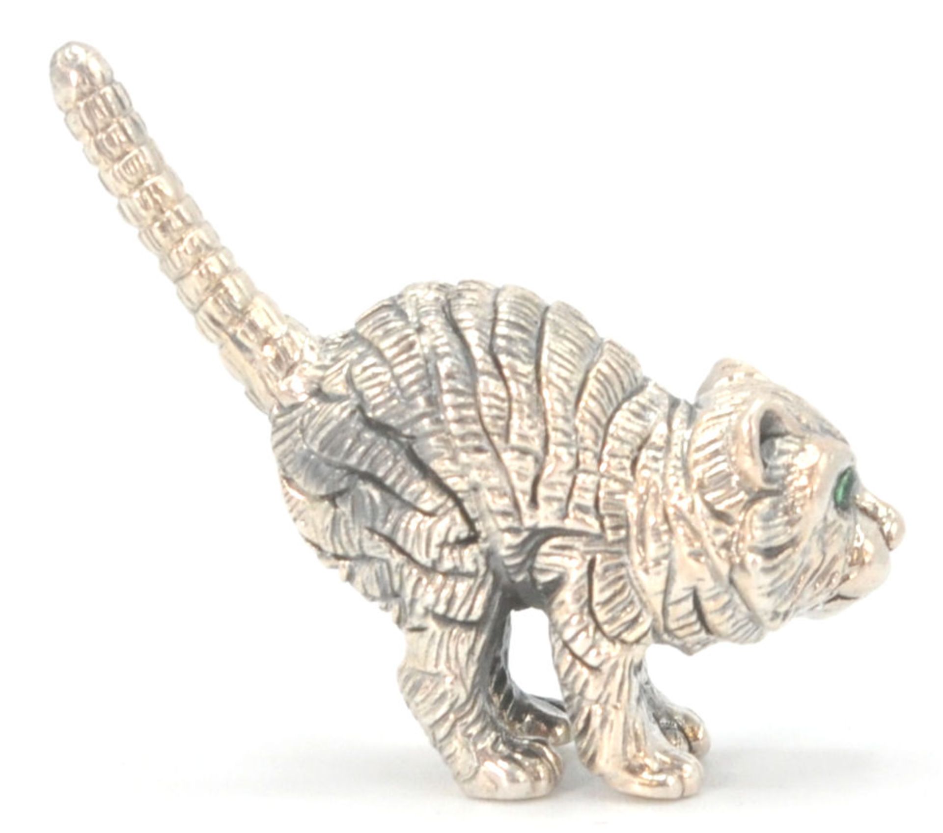 A stamped sterling silver ornament in the form of a pouncing cat set with emerald coloured eyes. - Bild 2 aus 7