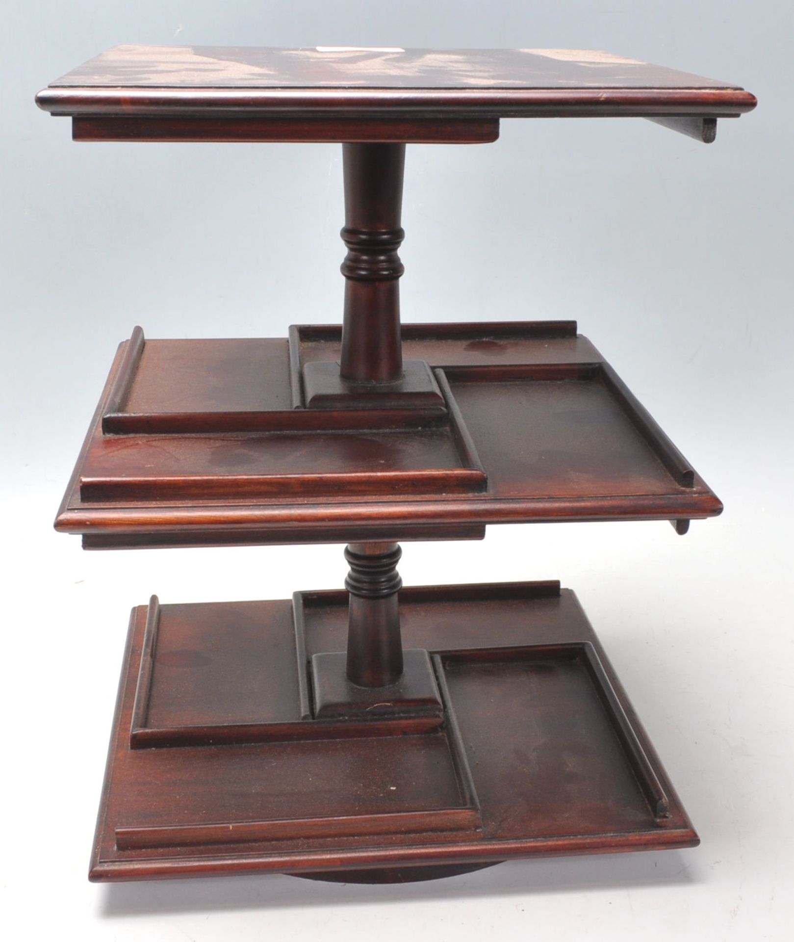 An antique style mahogany desktop revolving bookcase of small proportions with segregated shelves on - Bild 4 aus 6