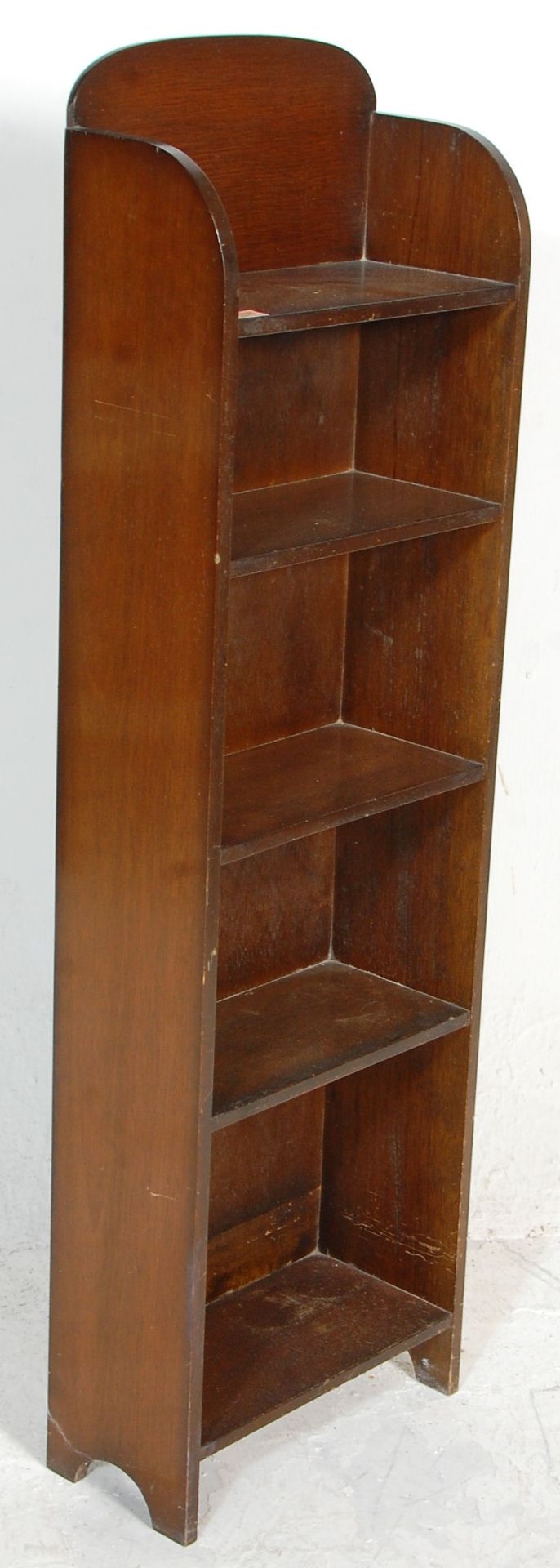 An early 20th Century Arts & Crafts tall oak upright bookcase open window cabinet having five fitted - Bild 4 aus 4
