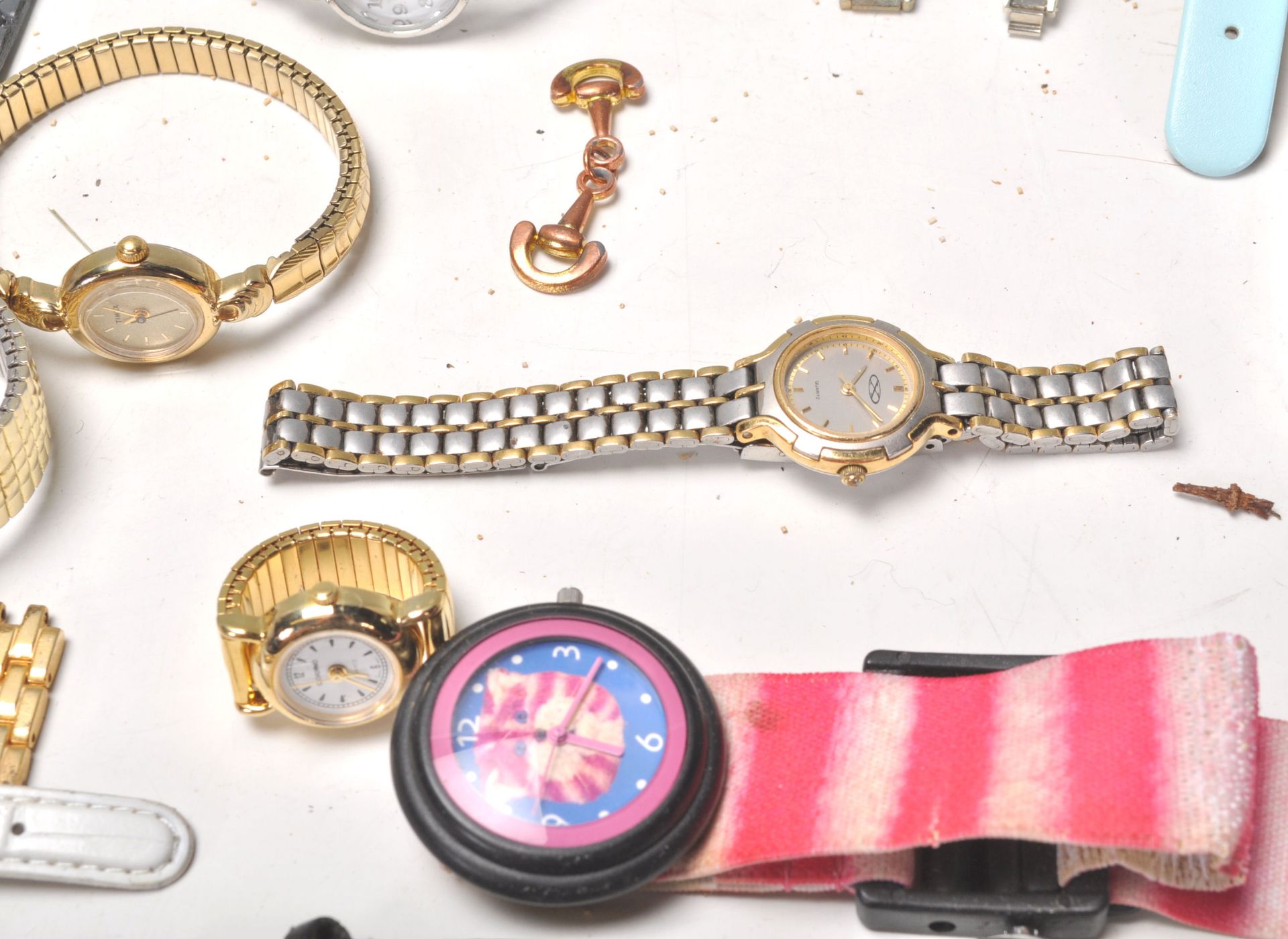 A collection of vintage ladies and gentleman's wrist watches of various different styles to - Bild 15 aus 15