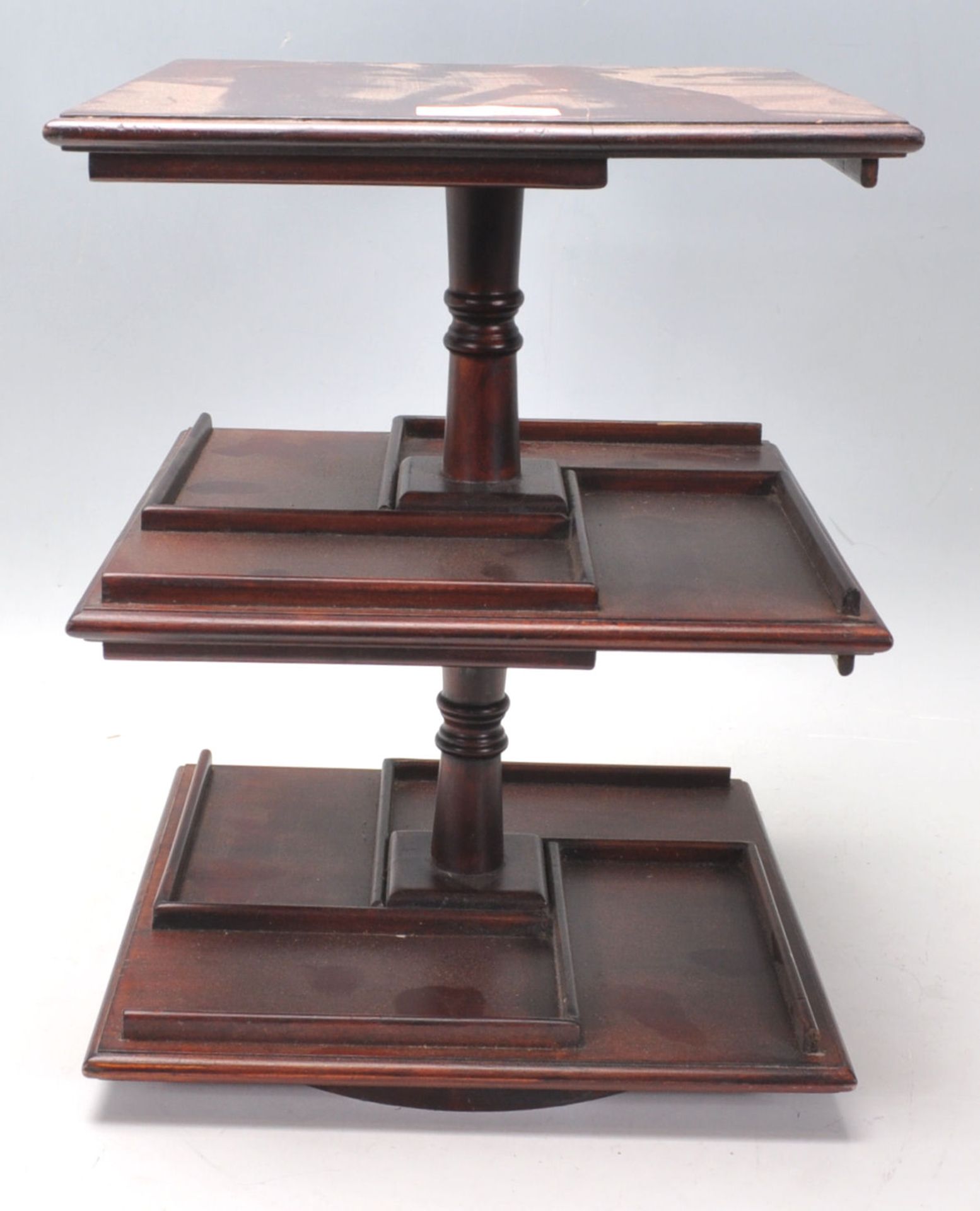 An antique style mahogany desktop revolving bookcase of small proportions with segregated shelves on - Bild 2 aus 6