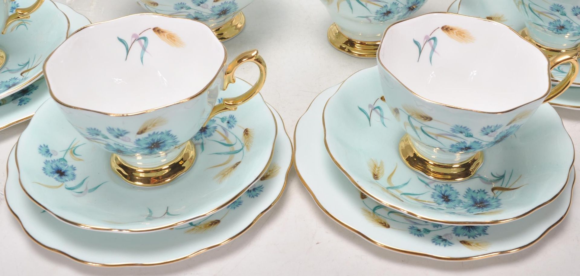 An vintage 20th Century Royal Albert fine bone china tea service all decorated in floral sprays - Bild 4 aus 10