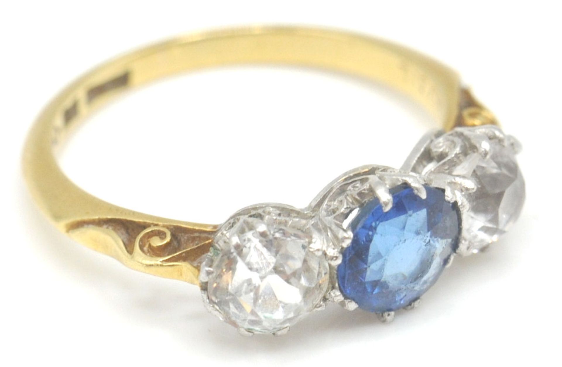 An Edwardian period 18ct gold and platinum 3 stone ring. The ring set with 3 paste stones of round - Bild 2 aus 8