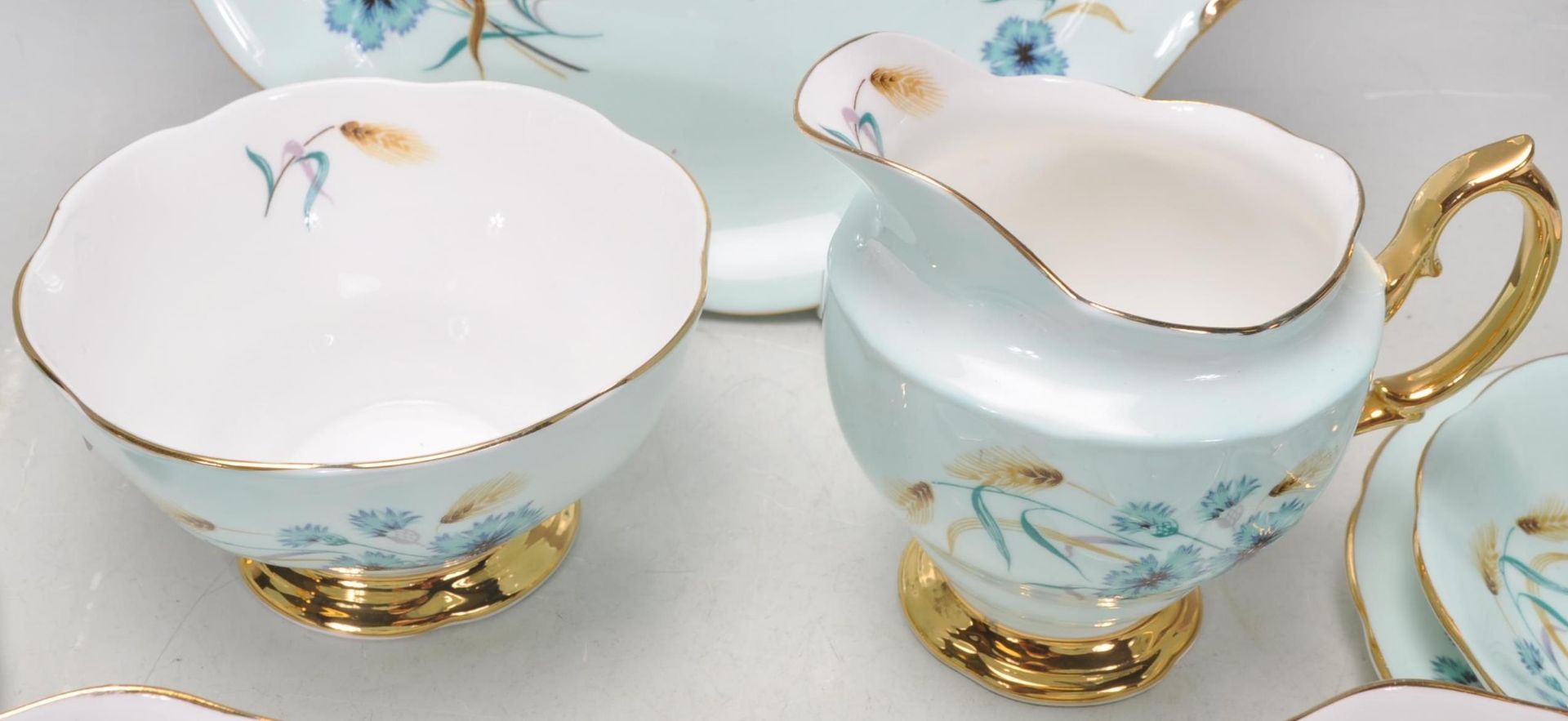 An vintage 20th Century Royal Albert fine bone china tea service all decorated in floral sprays - Bild 6 aus 10