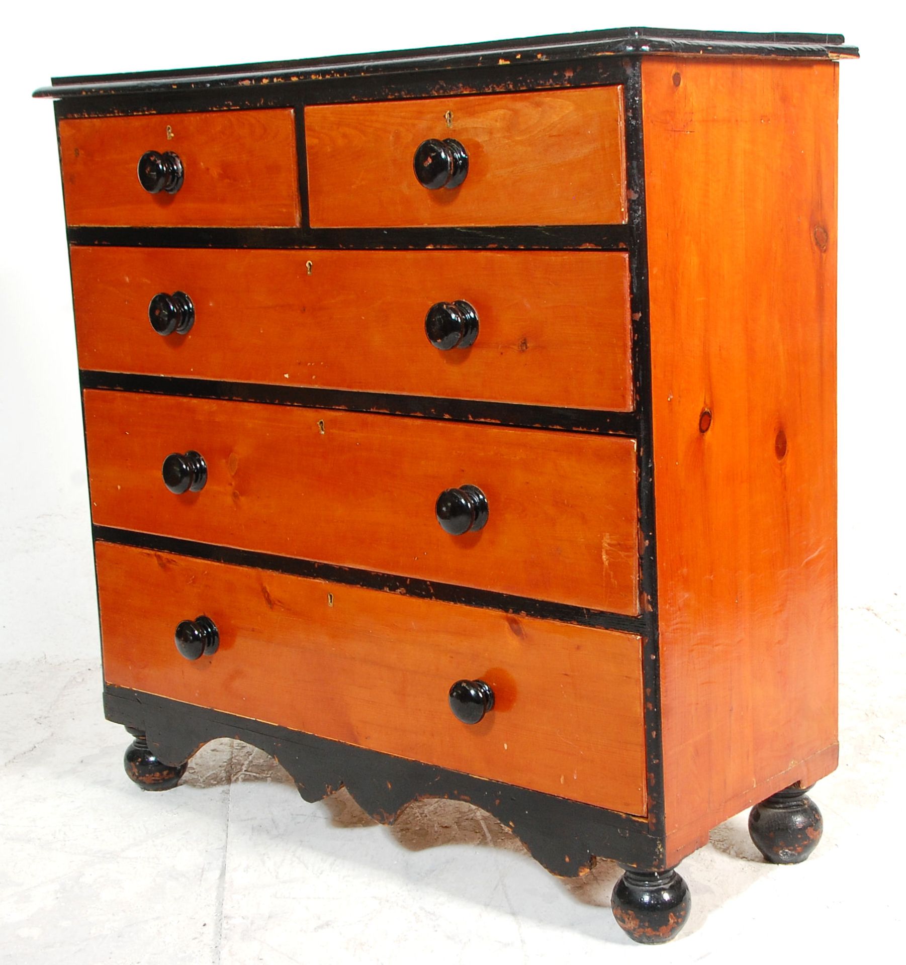 A Victorian 19th century country pine 2 over 3 chest of drawers. Raised on turned legs with 2 - Bild 6 aus 6