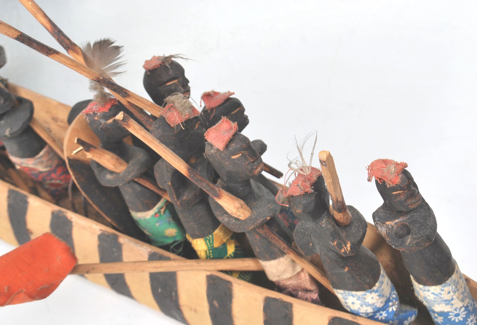 An African tribal carved wooden boat figurine complete with striped painted sides, complete with - Bild 6 aus 12