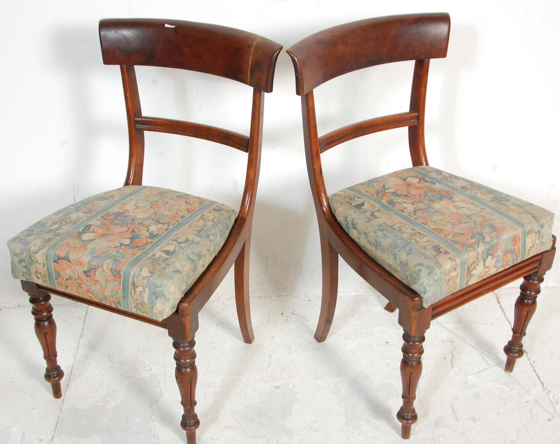 A group of three early 19th century Regency mahogany bar back dining chairs having knopped and - Bild 4 aus 5