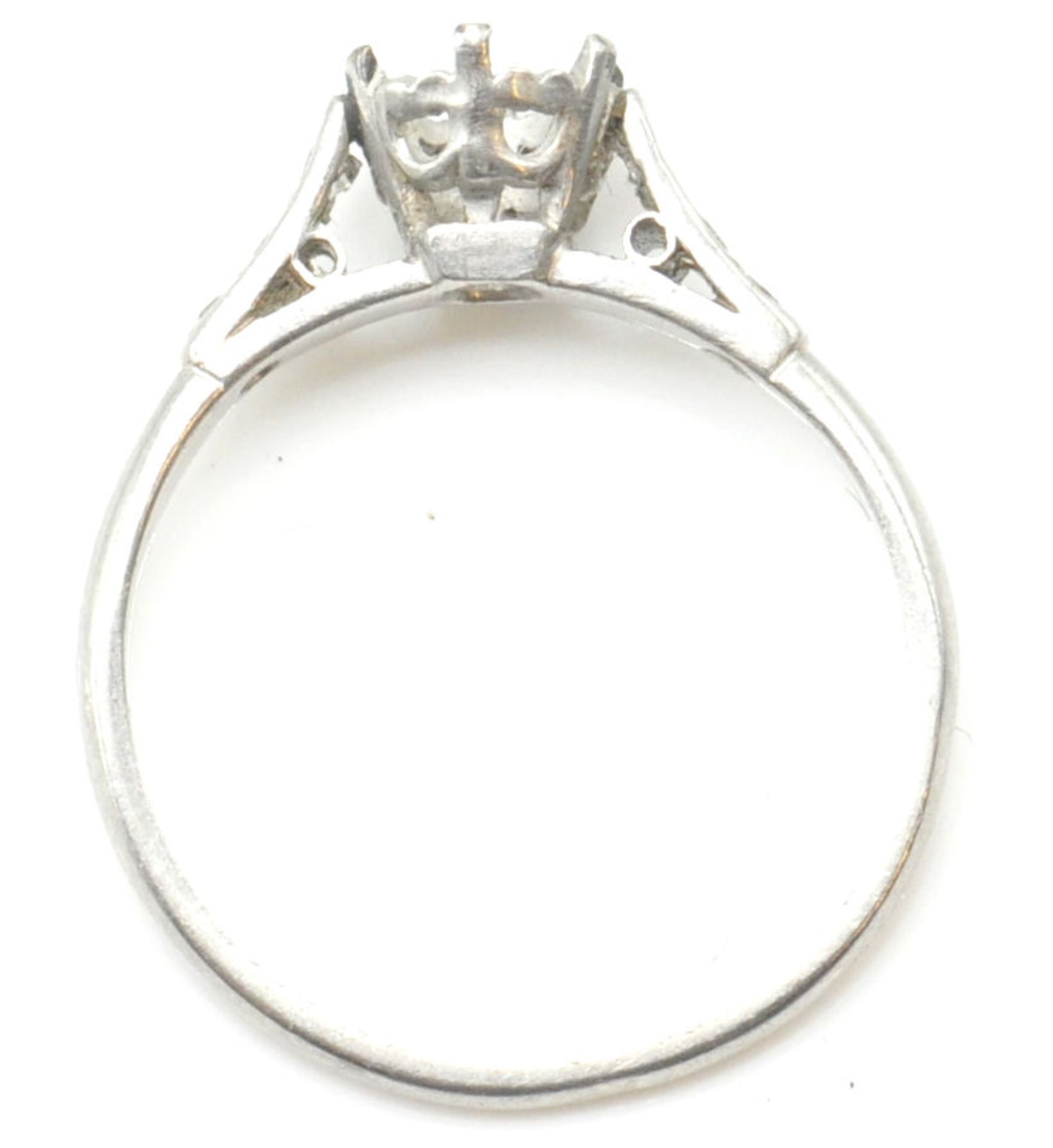 A 1930's platinum ring mount having diamond set shoulders. Marked PLAT. Total weight 2.45g. Size L.5 - Bild 6 aus 8