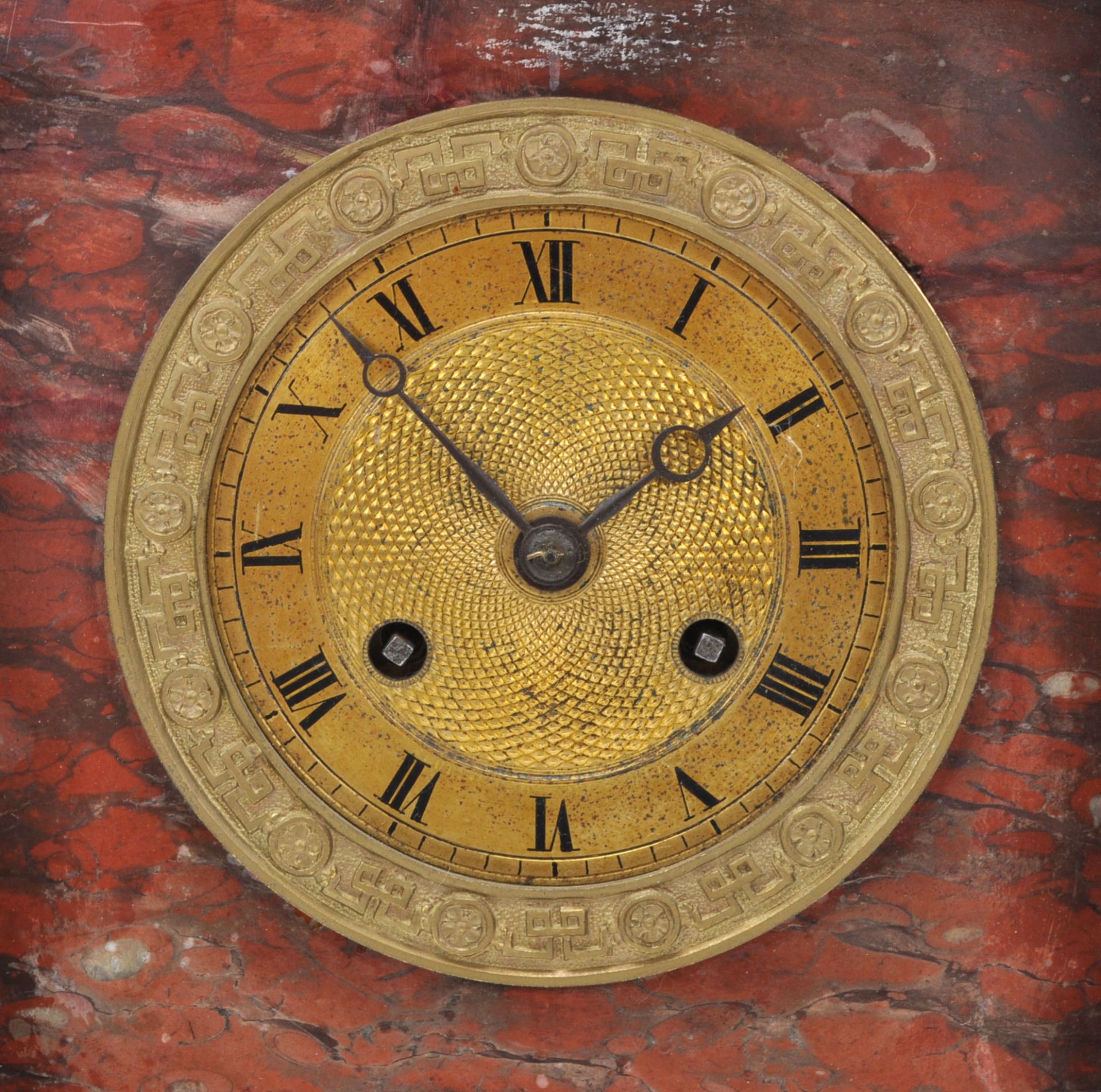 An early 20th Century red marble mantel clock of upright rectangular form having a brass urn atop - Bild 2 aus 7