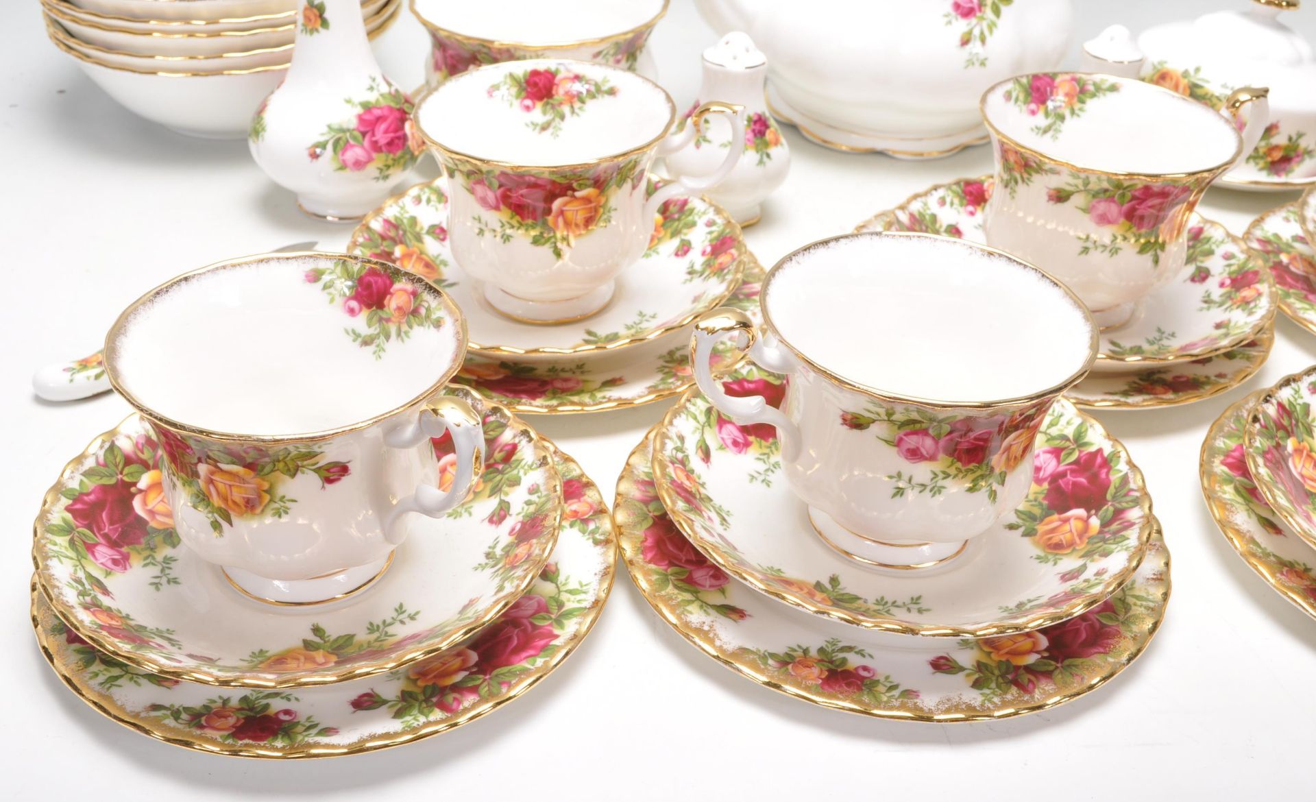 A Royal Albert bone china tea service in the Old Country Roses pattern to include a teapot, dinner - Bild 3 aus 13