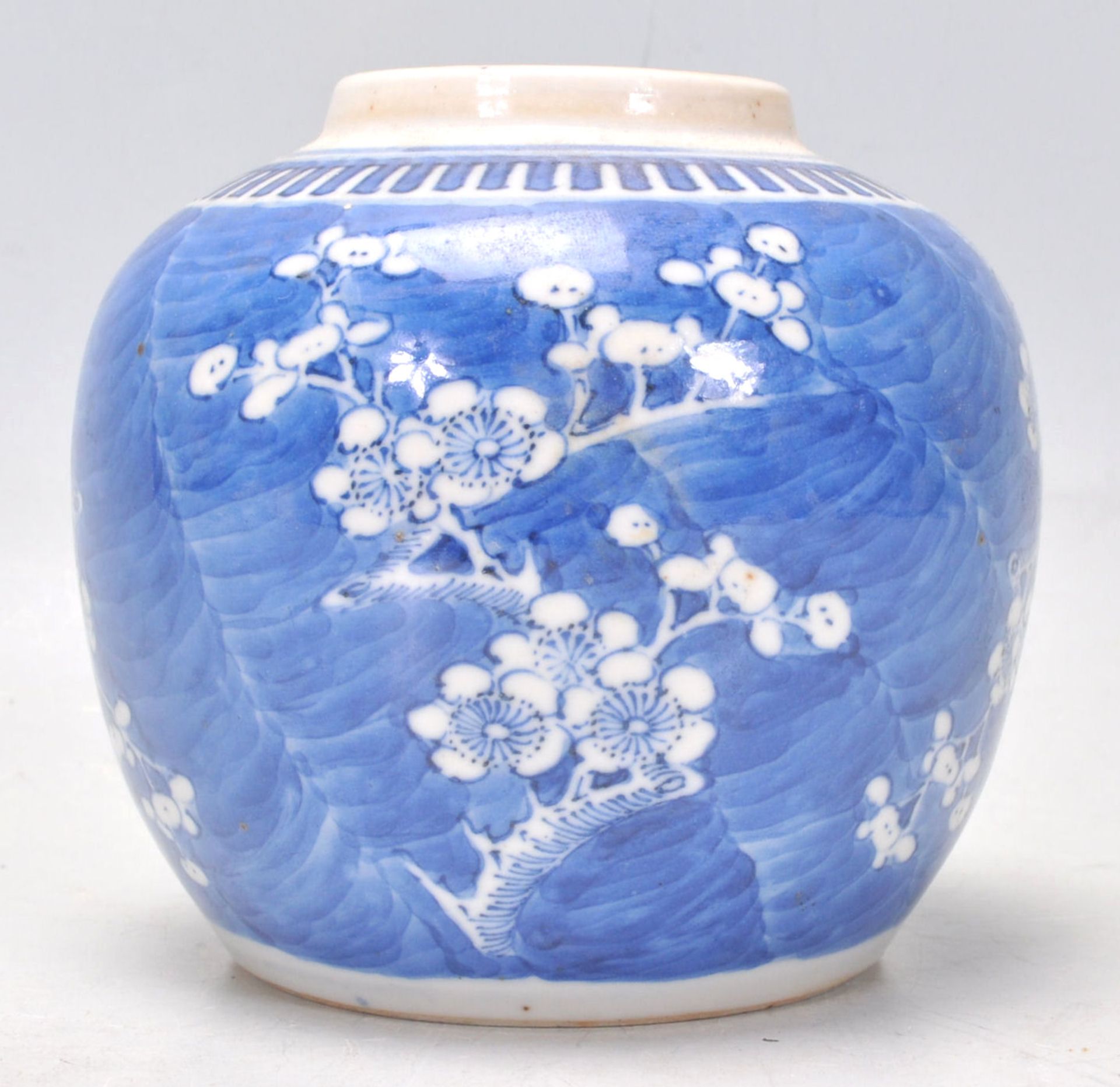 A 19th Century Chinese ginger jar hand painted in the prunus pattern with a key border to the top - Bild 3 aus 7