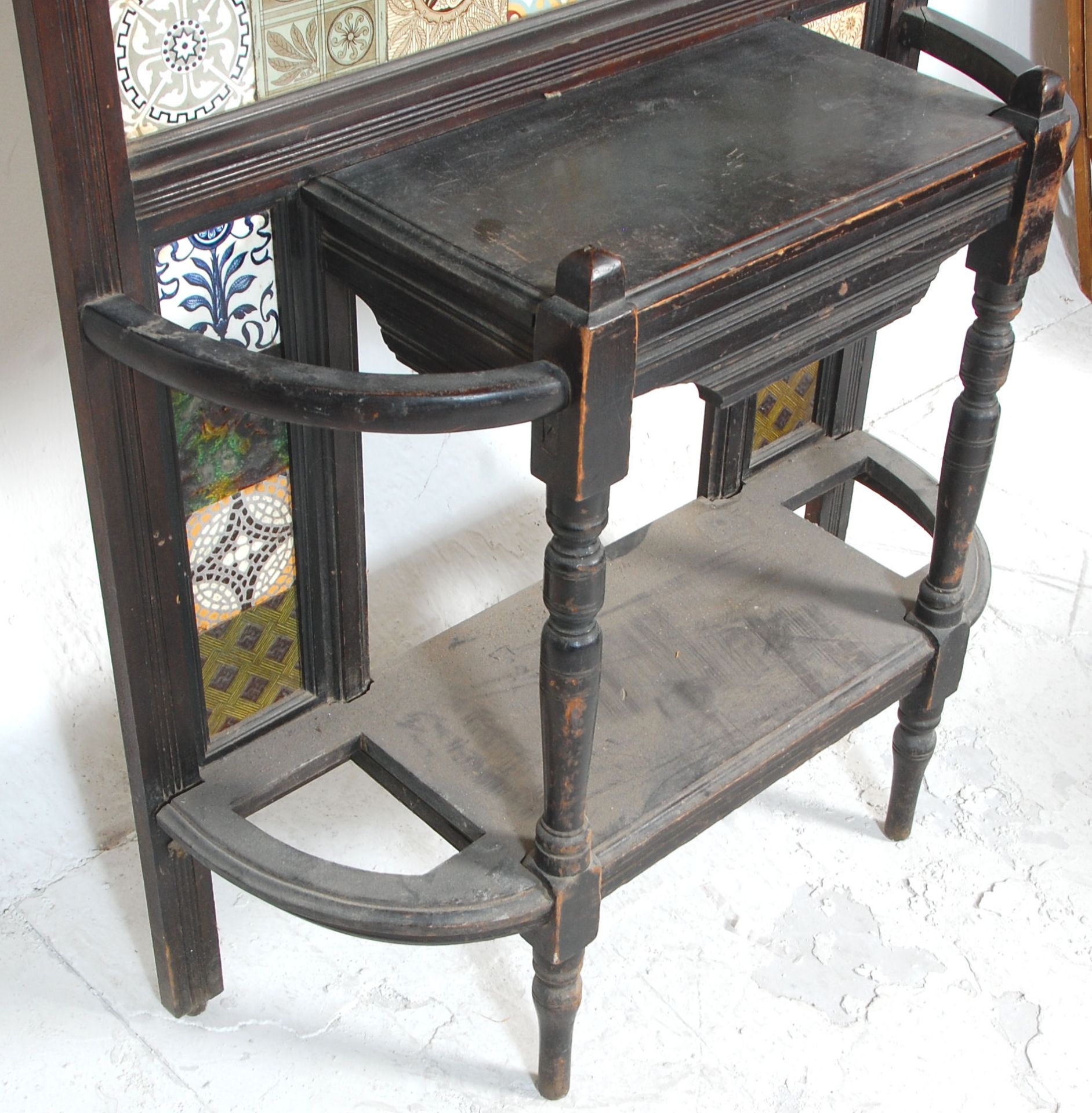 A 19th Century Victorian mahogany framed tiled hall stand with a carved pediment to the top, and a - Bild 6 aus 9
