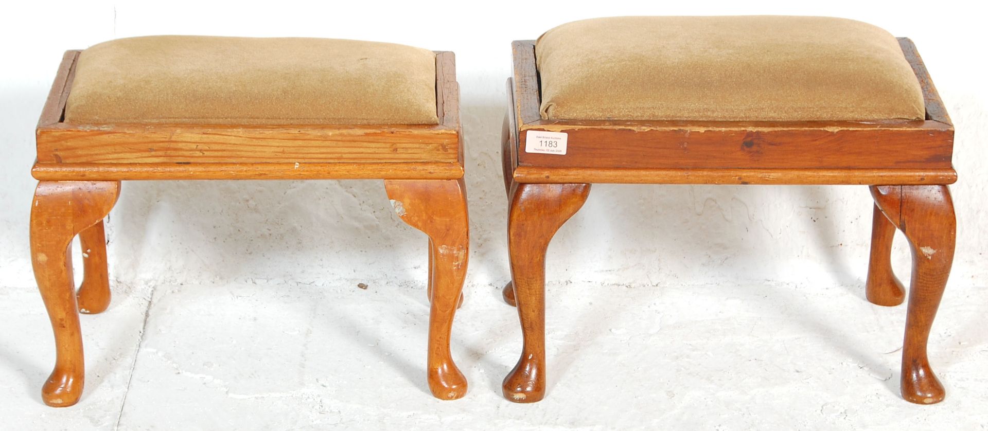 A near matching pair of vintage early 20th Century Queen Anne revival footstools. One of pine - Bild 4 aus 6