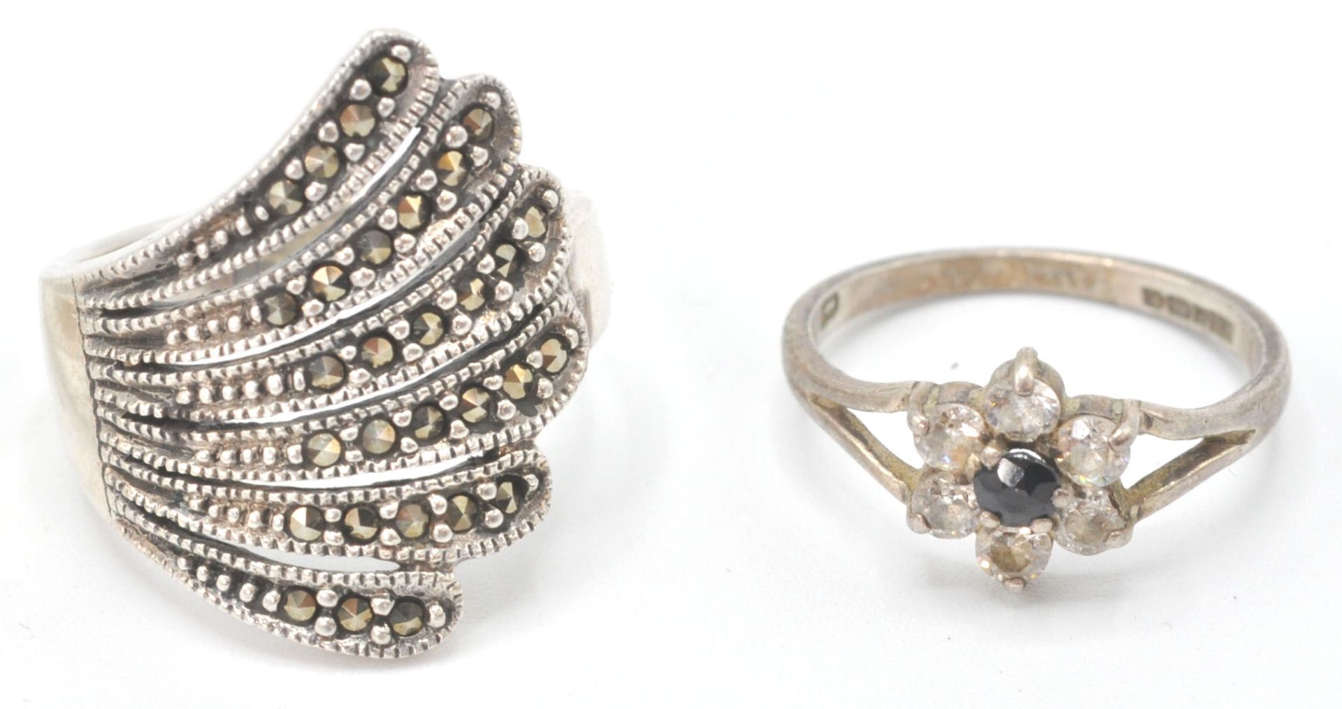 A collection of silver dress rings to include 5 stone ring, flower head ring. solitaire ring, rose - Bild 4 aus 7