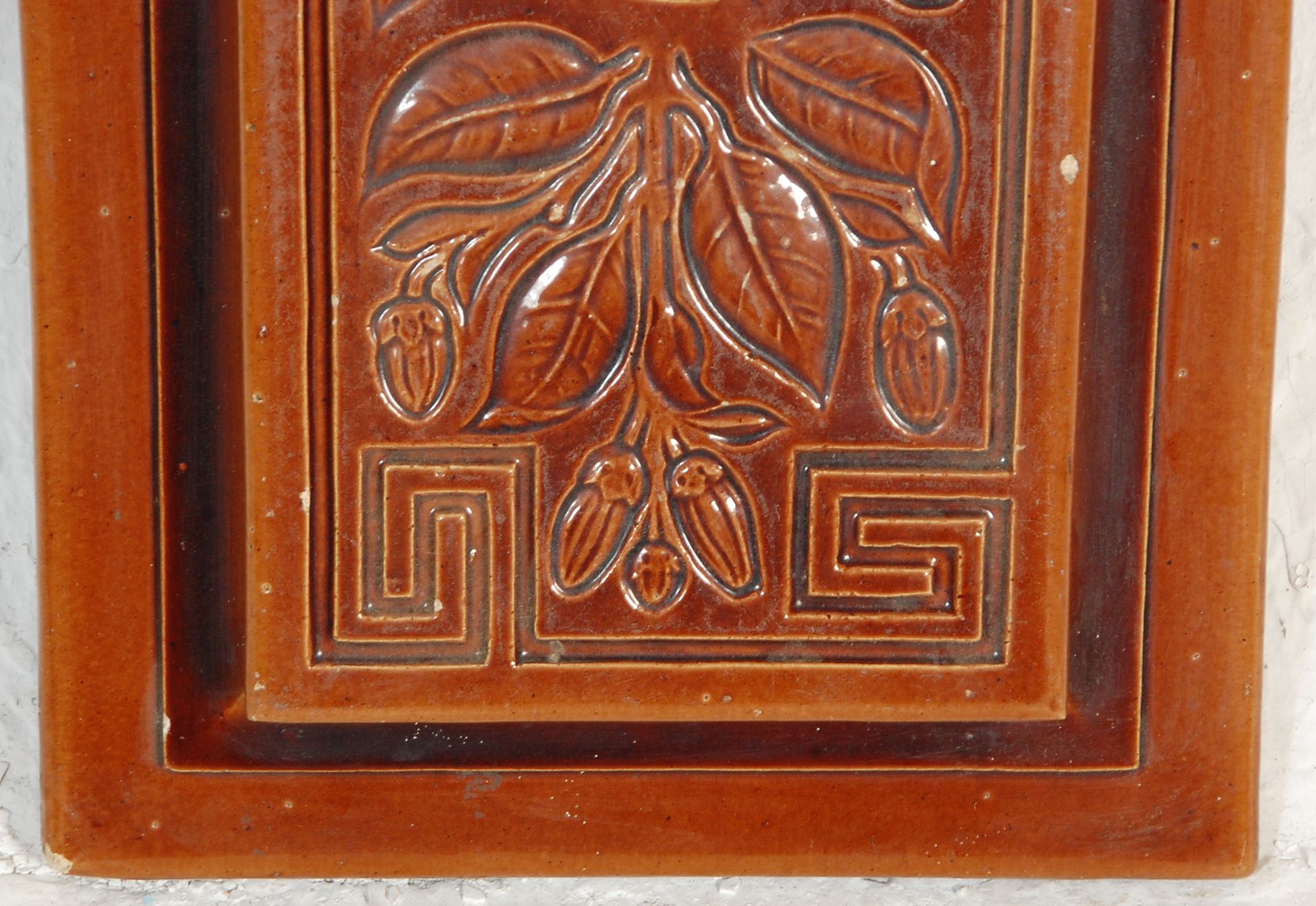 A 19th century Doulton Lambeth stoneware brown glaze plaque. Cast in relief with foliates and - Bild 4 aus 5