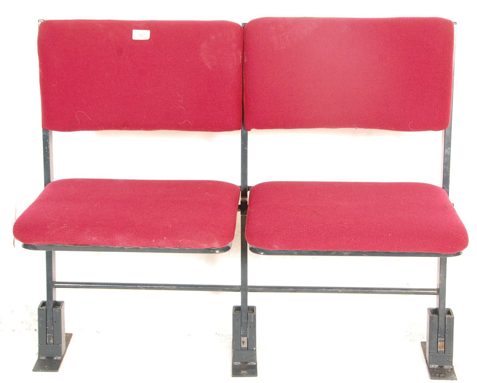 A set of two vintage retro 20th Century folding cinema / theatre chairs having red upholstered block - Bild 2 aus 7