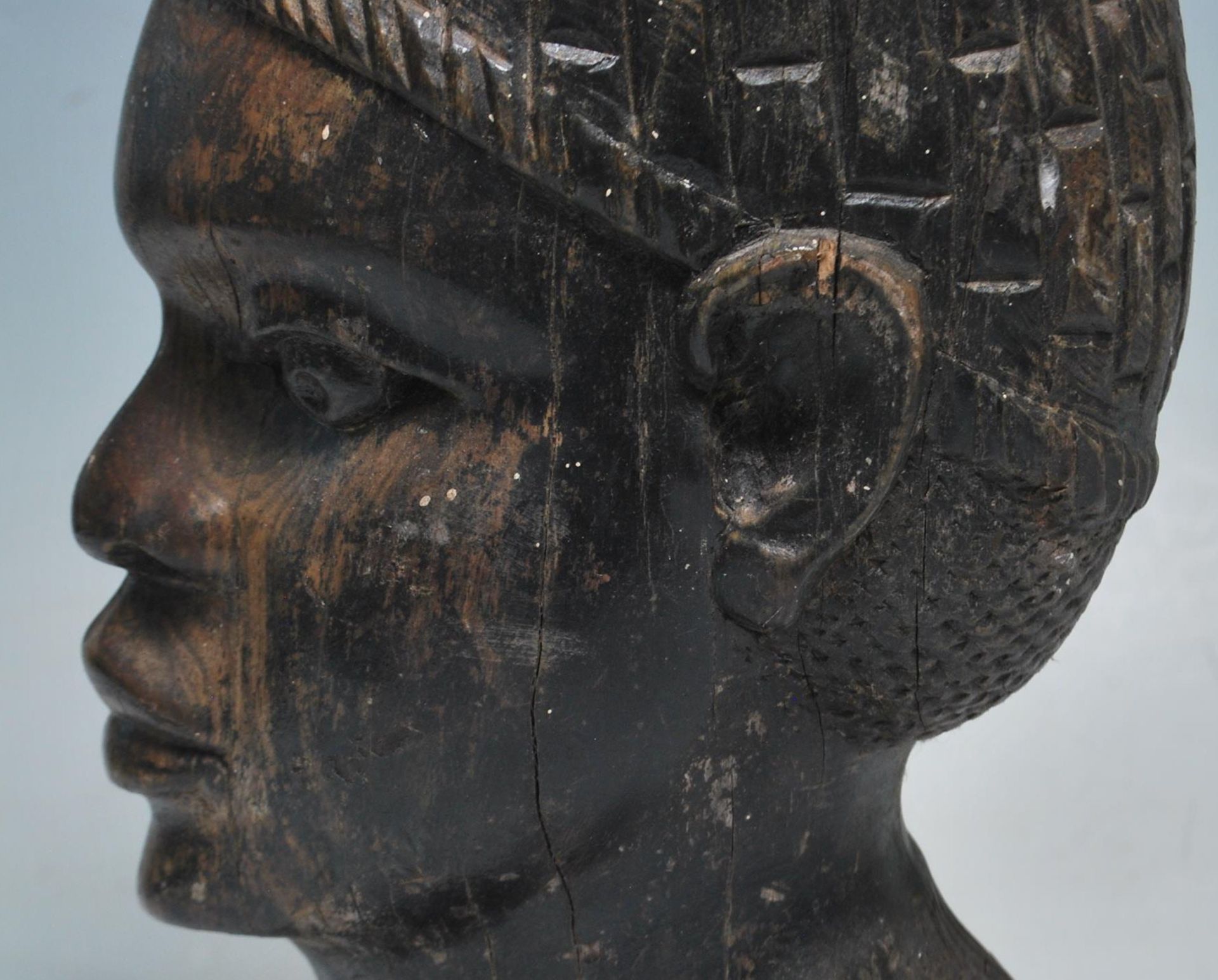 A 20th Century large African tribal well-carved hard-wood bust of a Nigerian woman with strong - Bild 6 aus 10