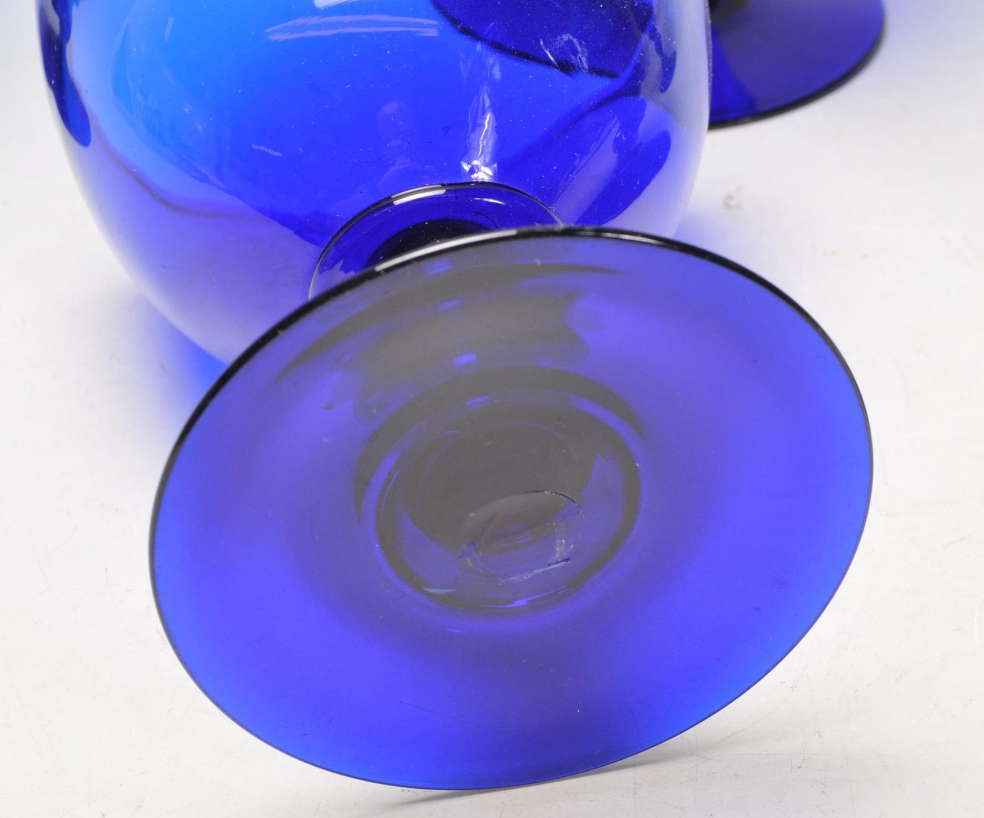 A set of five vintage 20th Century large cobalt blue glass wine glasses / rummers having round bowls - Bild 4 aus 4