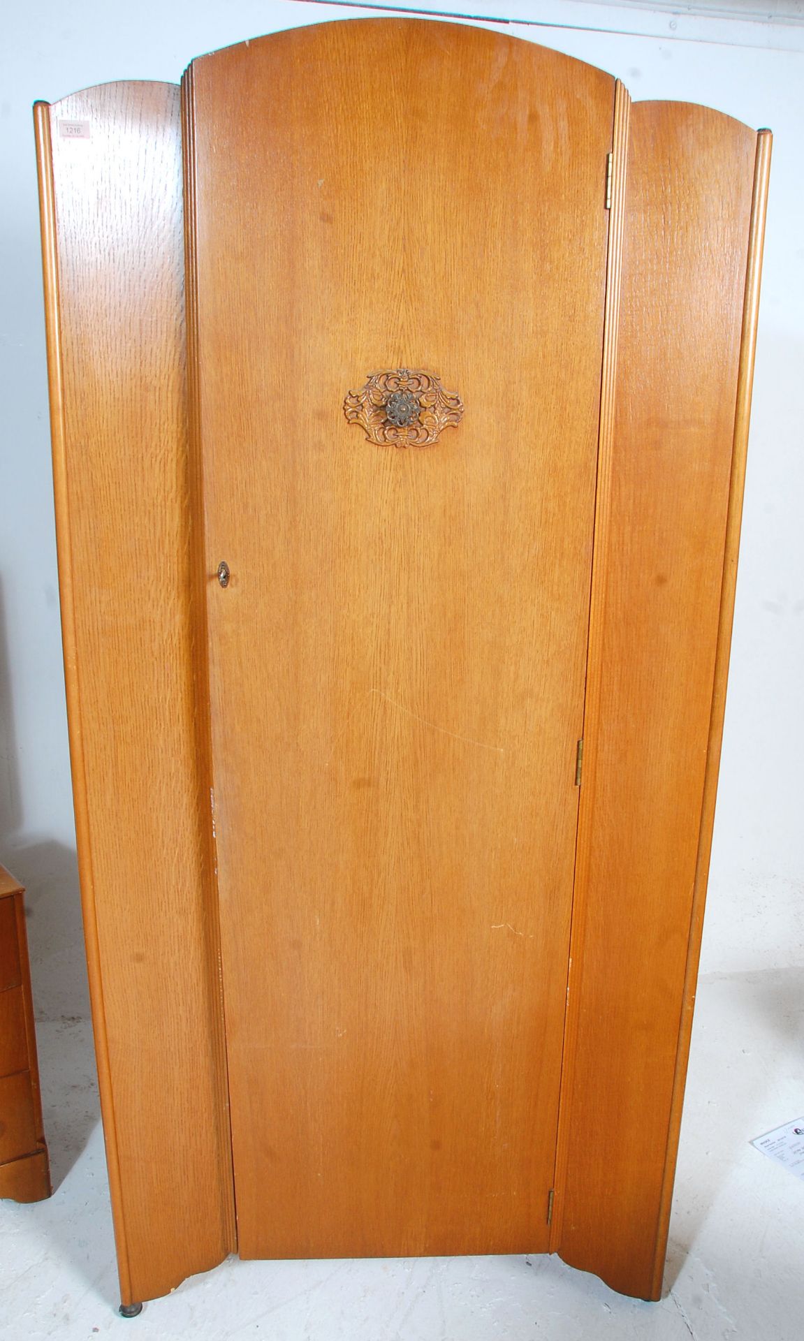 A 1930's Art Deco oak veneer bedroom suite. The suite comprising a wardrobe having domed door and - Bild 6 aus 8