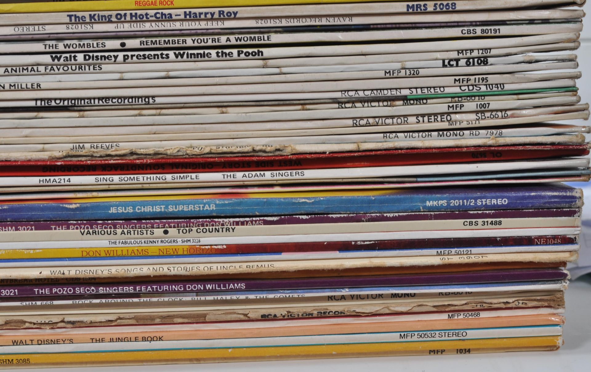 A collection of vintage 12" LP records to include - Bild 6 aus 16