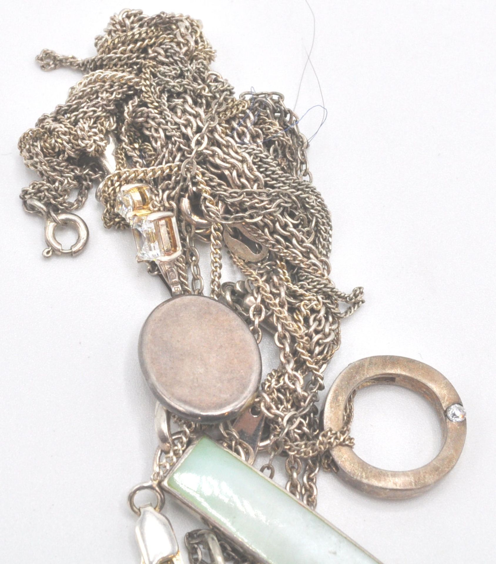 A collection of silver necklace chains, mostly fine linked with clasps. To also include a gilded - Bild 4 aus 13