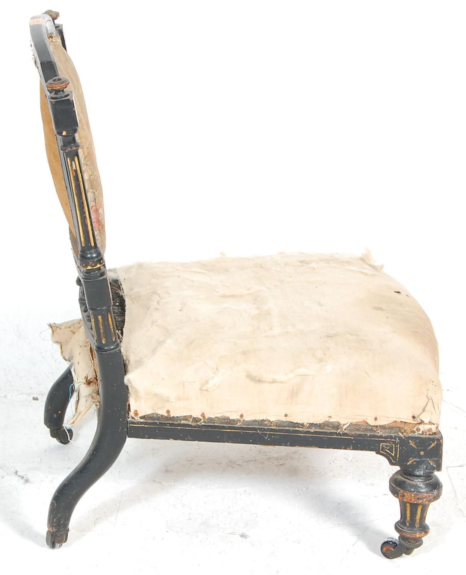 A Victorian 19th century Aesthetic movement nursing chair. Raised on turned, tapering legs with - Bild 4 aus 6