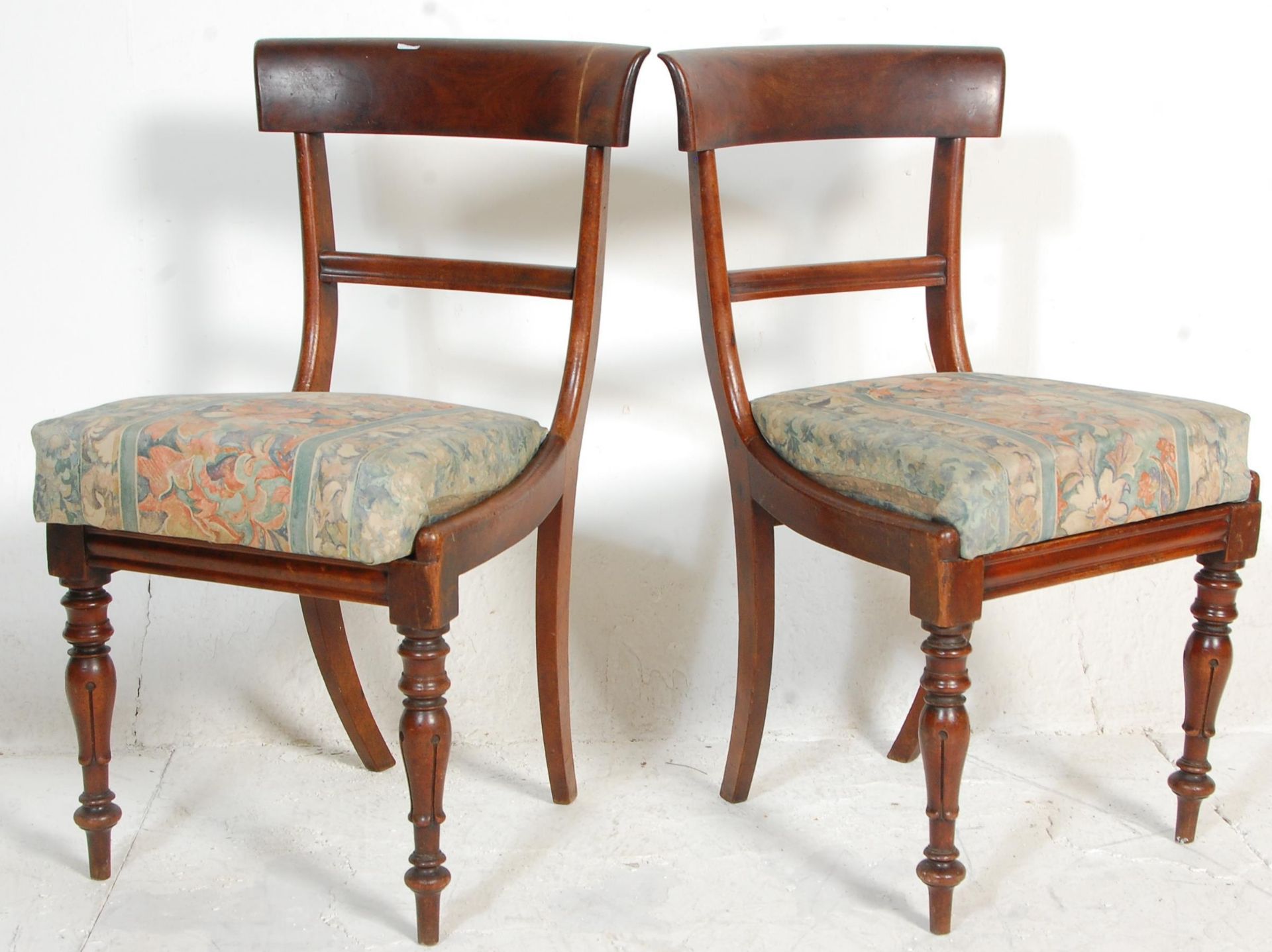 A group of three early 19th century Regency mahogany bar back dining chairs having knopped and - Bild 3 aus 5
