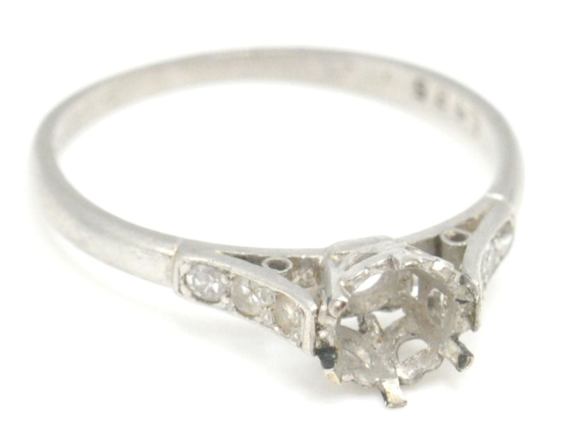 A 1930's platinum ring mount having diamond set shoulders. Marked PLAT. Total weight 2.45g. Size L.5 - Bild 2 aus 8