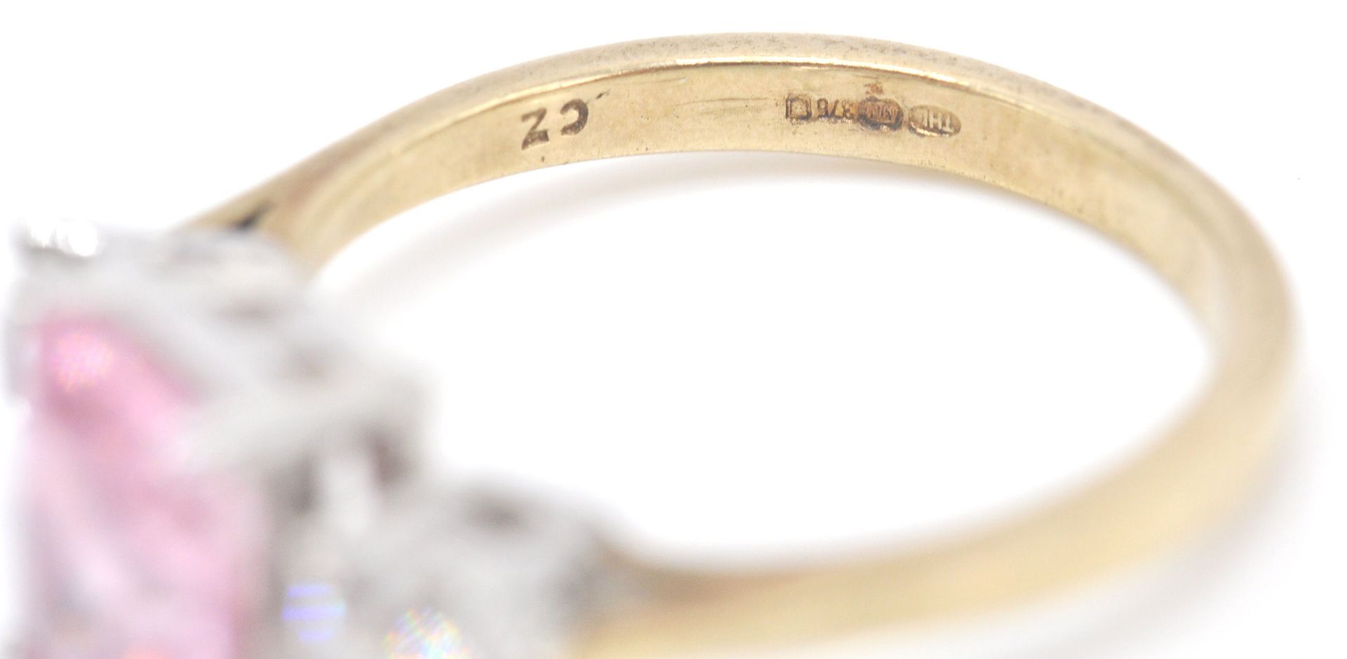 A 9ct gold hallmarked 3 stone ring. The ring with central pink CZ in prong setting flanked by cz - Bild 7 aus 7