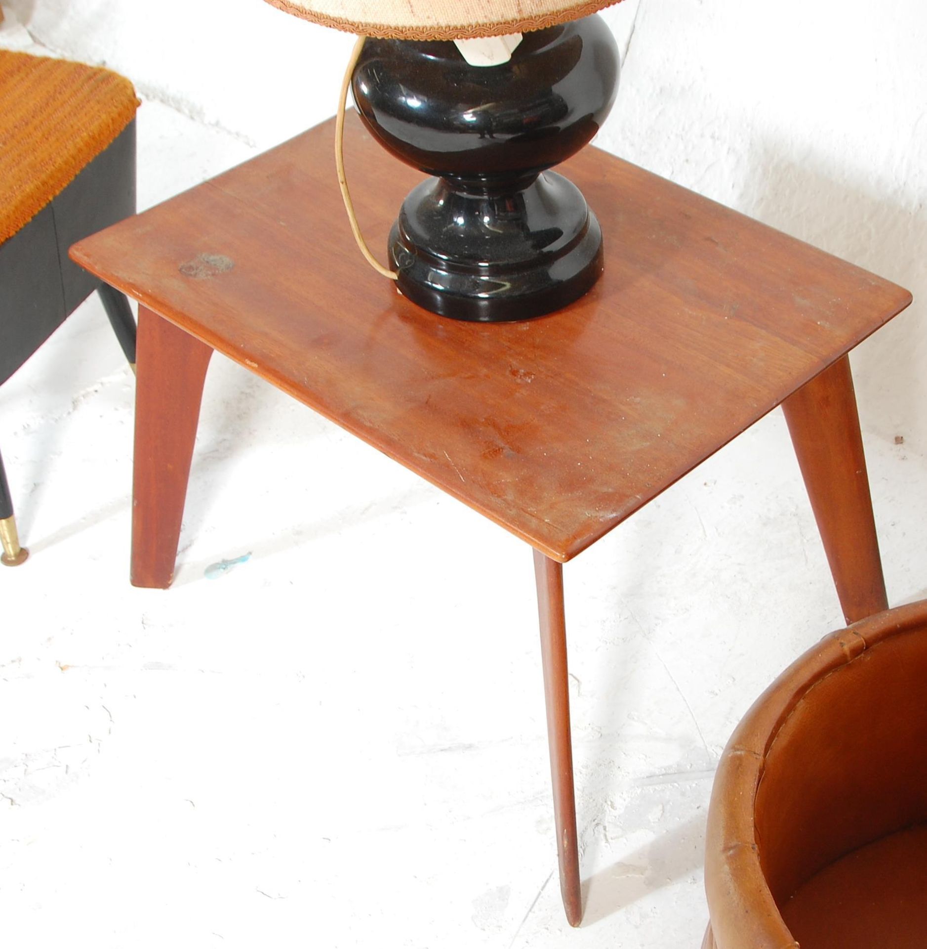 A retro mid 20th Century sewing stool having a orange fabric lift up lid and black rexine covered - Bild 8 aus 10