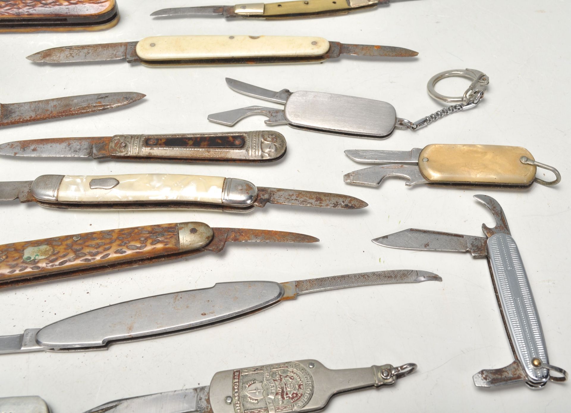 A good mixed group of vintage pen knives dating from the early 20th Century with steel and lucite - Bild 7 aus 9