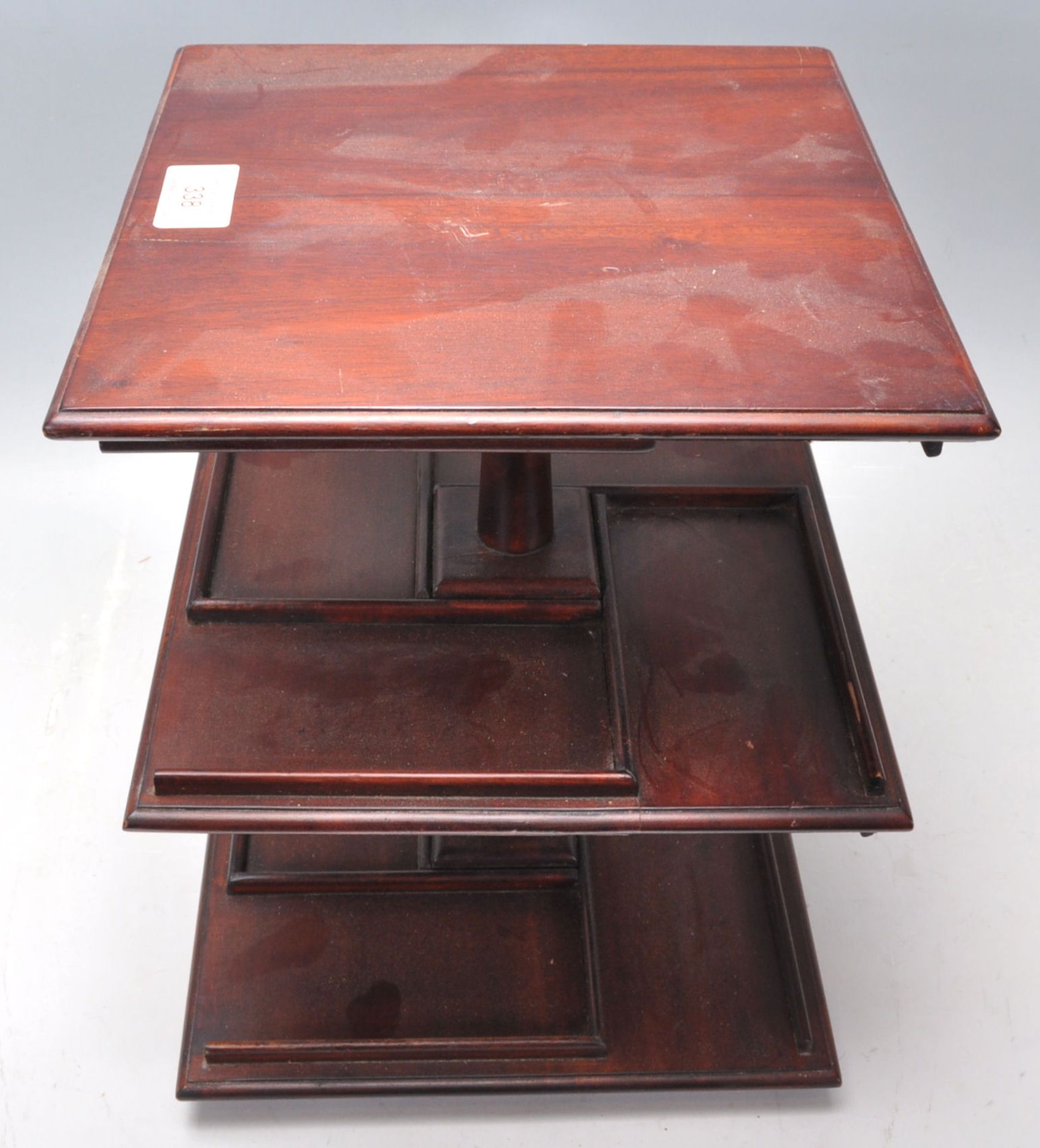 An antique style mahogany desktop revolving bookcase of small proportions with segregated shelves on - Bild 6 aus 6