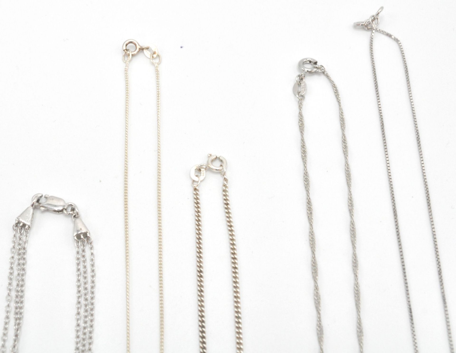 A collection of silver necklace chains to include examples with key pendant, three sting silver - Bild 4 aus 7