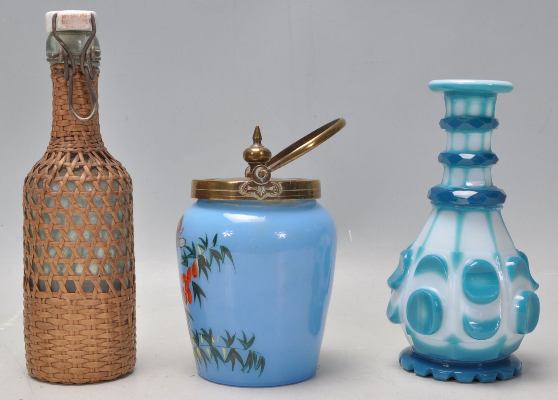 A collection of glassware to include a vintage Bohemian flash cut blue and white bottle vase, a - Bild 4 aus 7