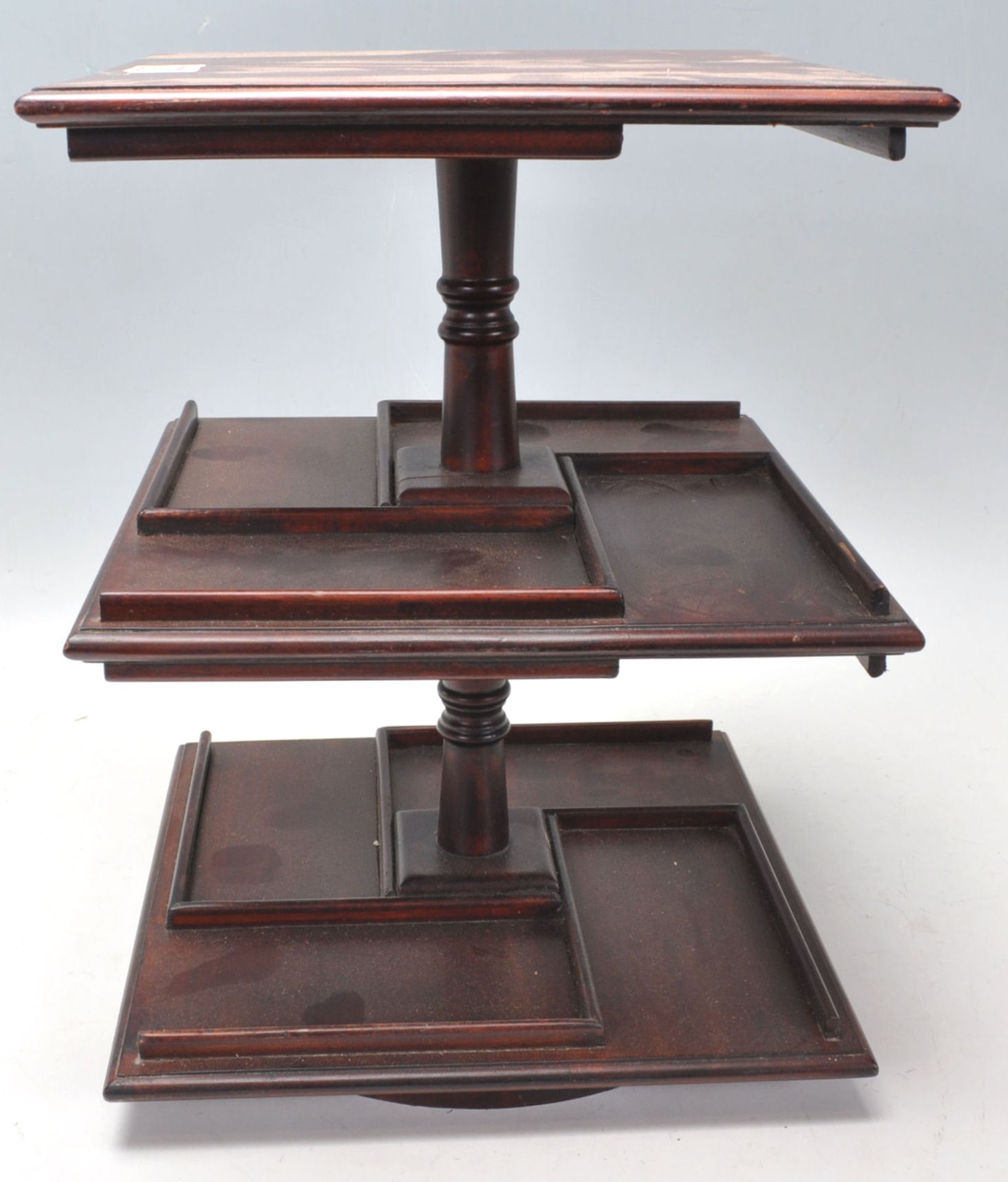 An antique style mahogany desktop revolving bookcase of small proportions with segregated shelves on - Bild 5 aus 6