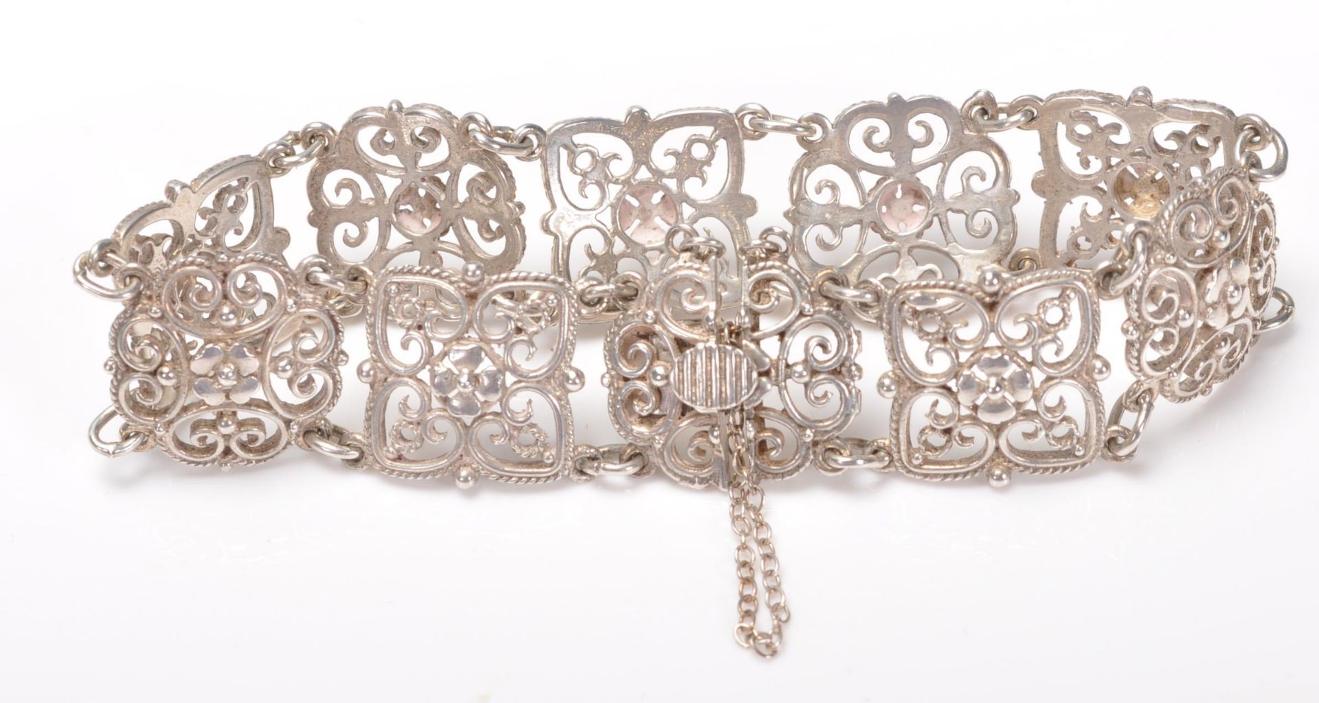 A good silver hallmarked bracelet having pierced floral panels with a push button clasp and safety - Bild 5 aus 8