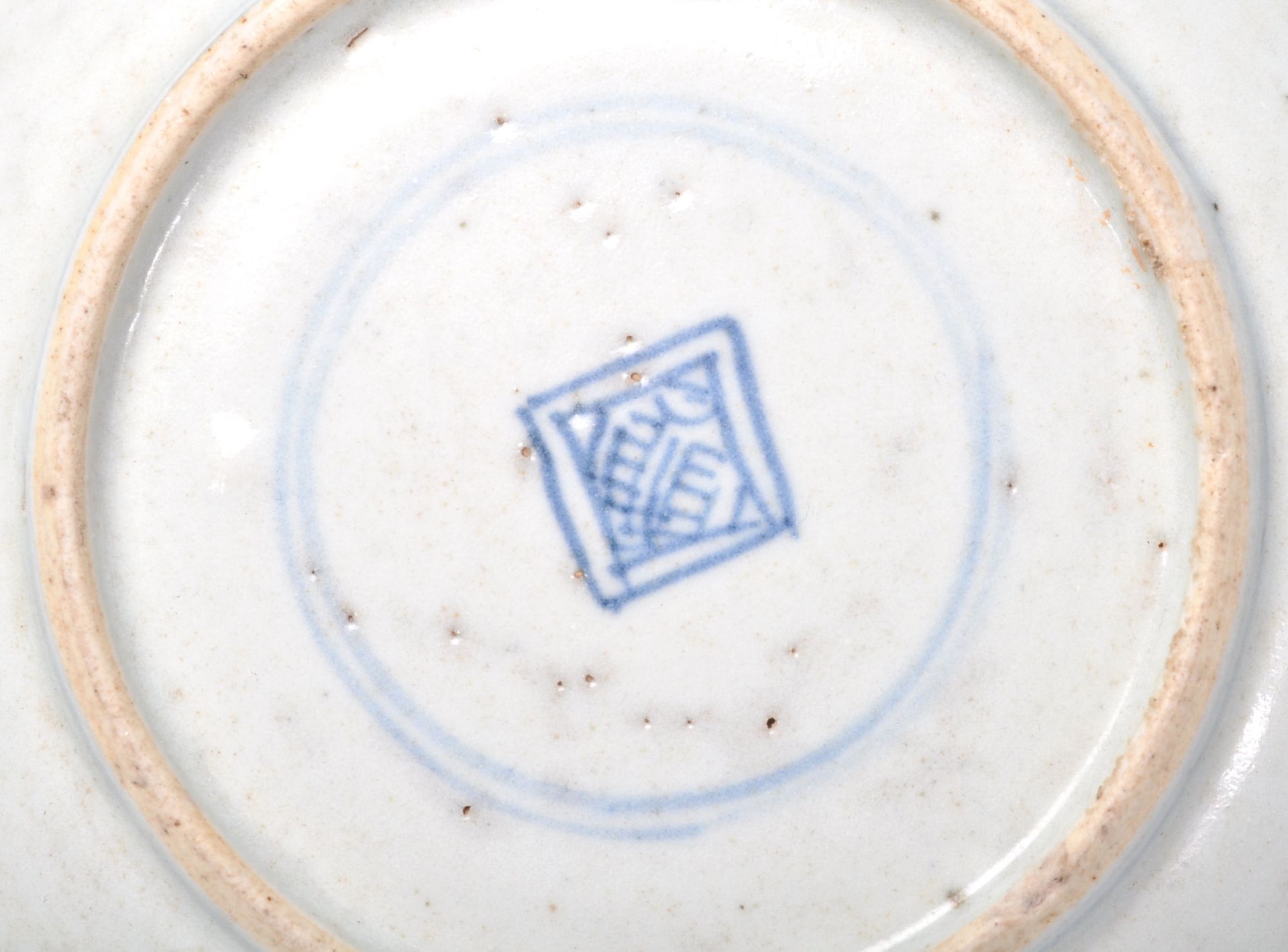 An 18th Century Japanese blue and white small plate having hand painted decoration of a perched bird - Bild 11 aus 11