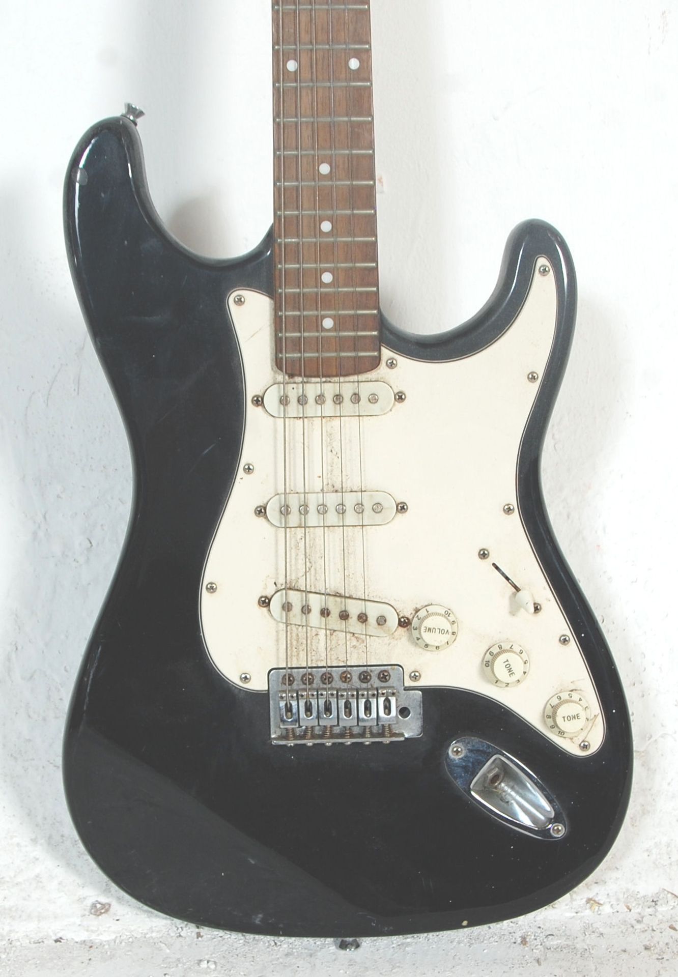 A Fender Stratocaster style Encore six string electric guitar having three control knobs with a - Bild 2 aus 7