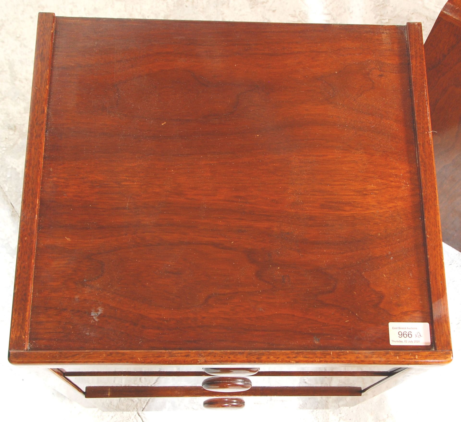 A good pair of retro mid 20th Century teak bedside chests / tables having three graduating drawers - Bild 3 aus 8