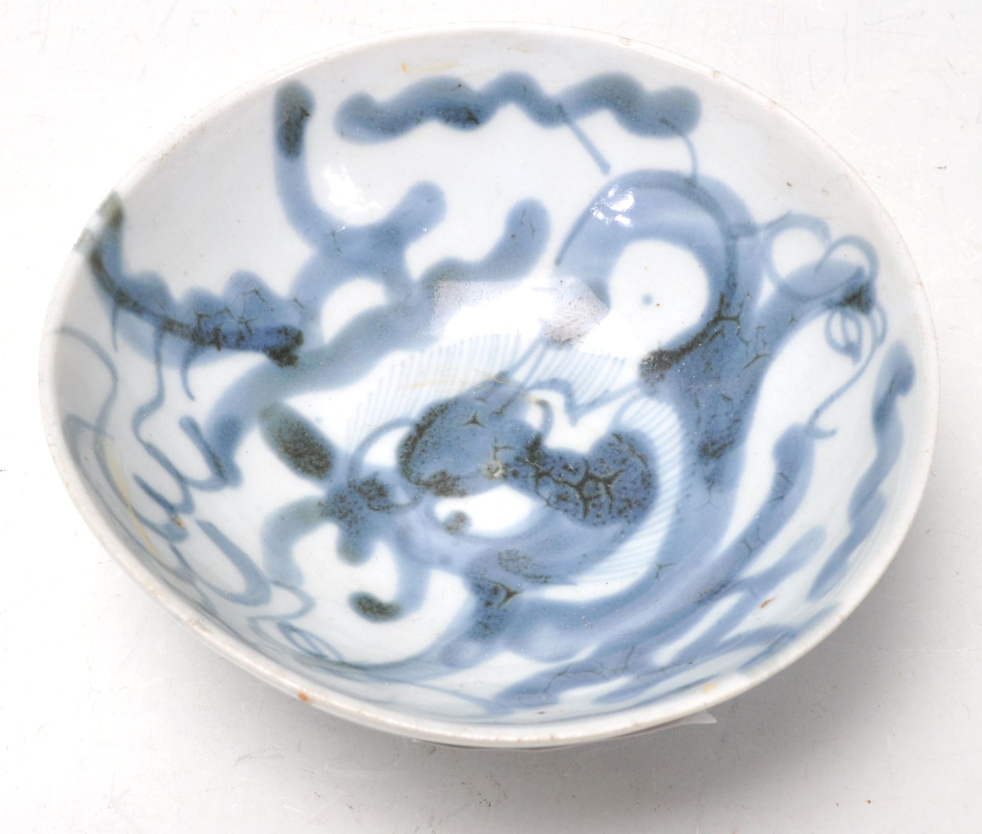 An 18th Century Japanese oriental blue and white footed bowl decorated with hand painted dragon - Bild 6 aus 8