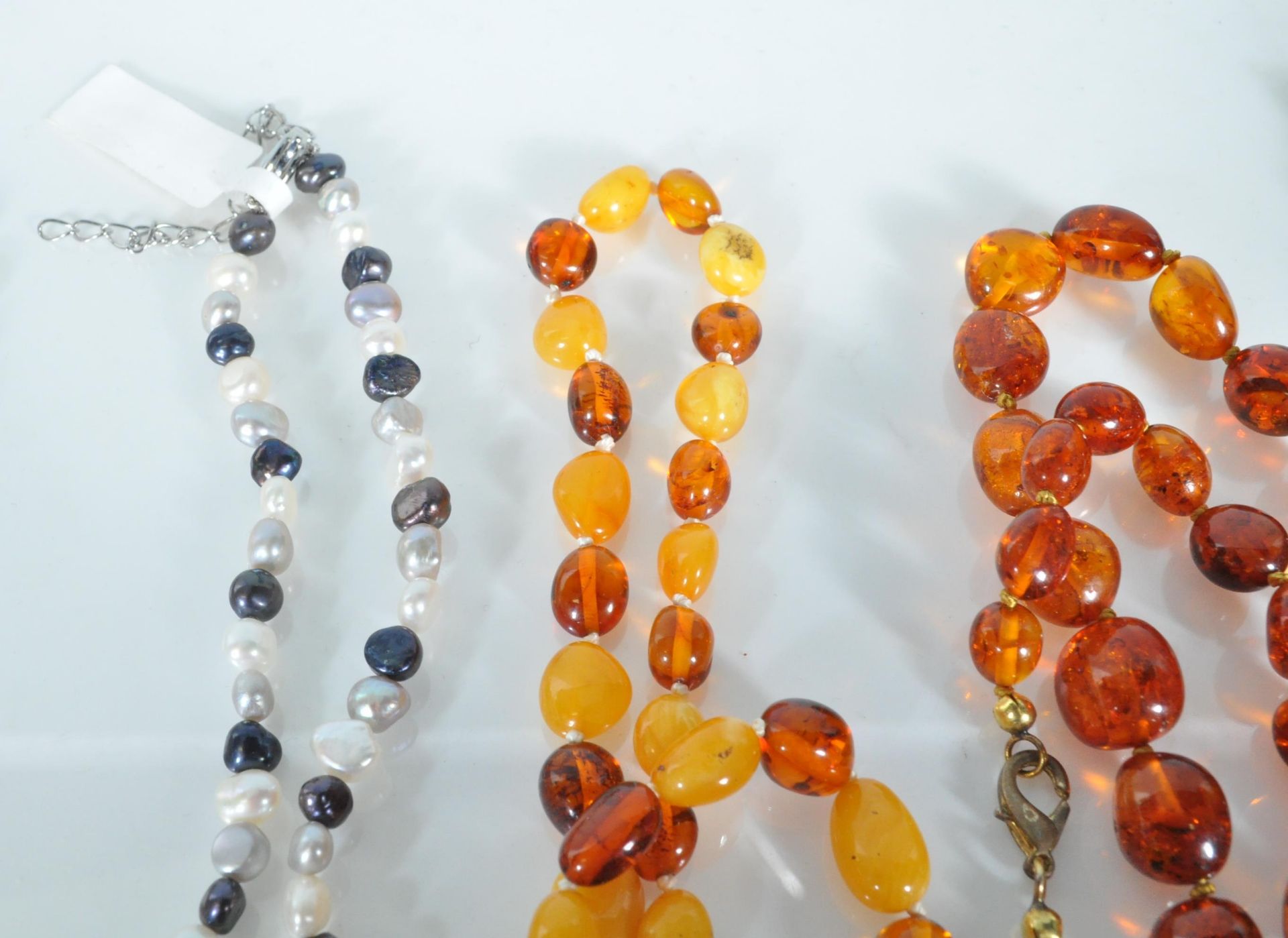 A mixed group of jewellery to include faux amber necklaces, croal and white metal Tibetan - Bild 7 aus 10