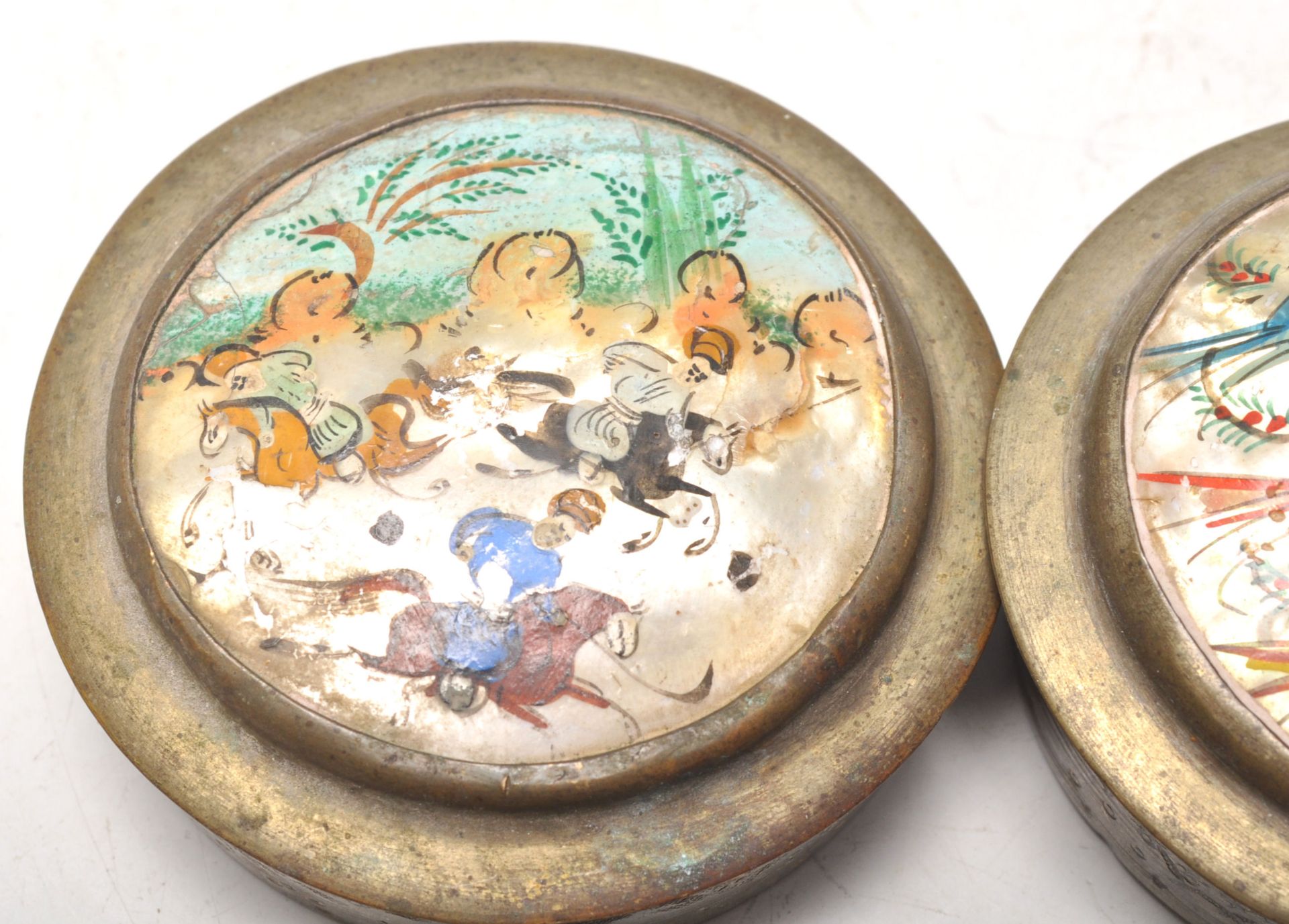 A group of early 20th Century vintage white brass Chinese compacts / trinket pots, three of - Bild 2 aus 7