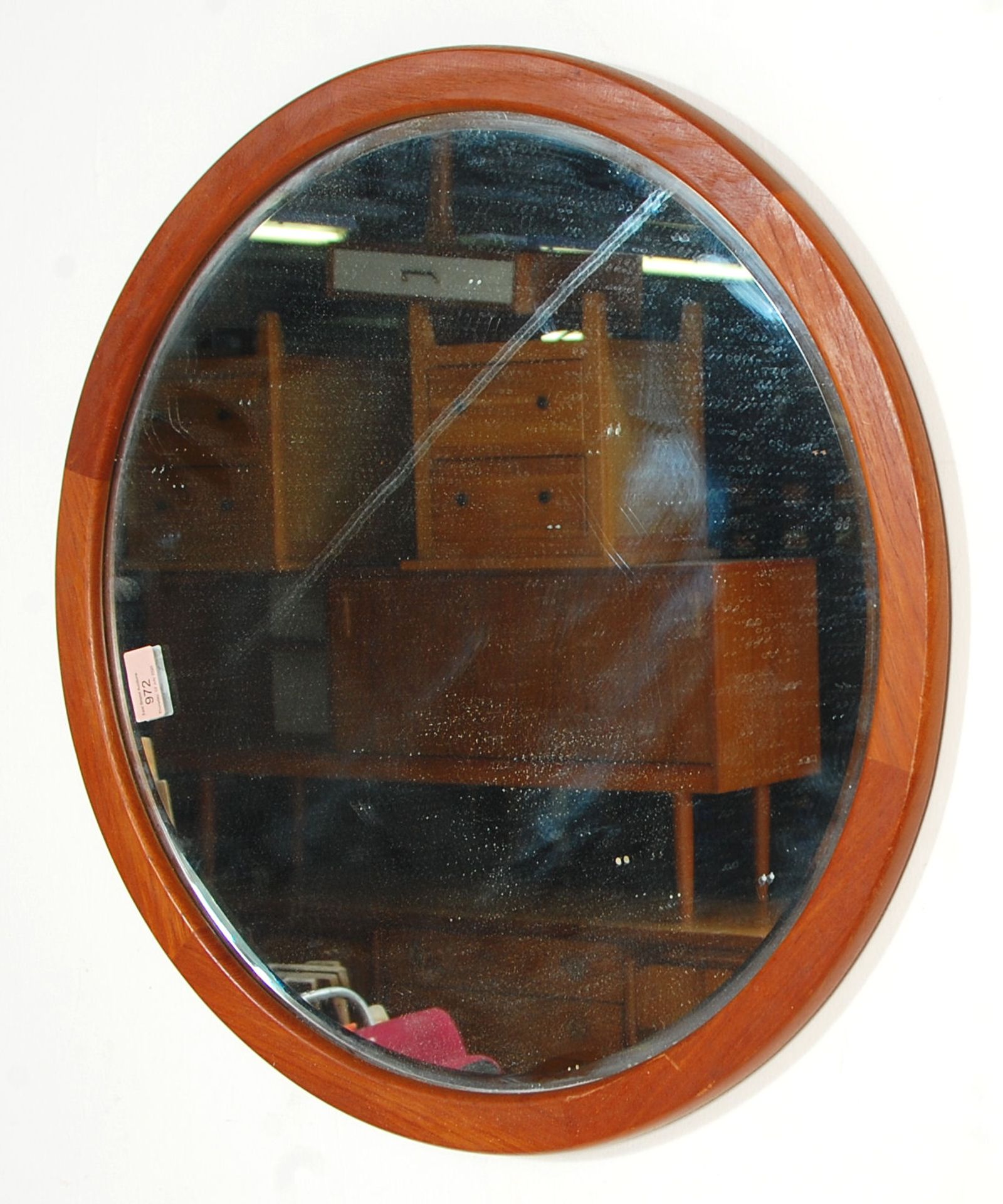 A vintage retro mid 20th Century circular teak framed hanging wall mirror having a bevelled edge - Bild 2 aus 3