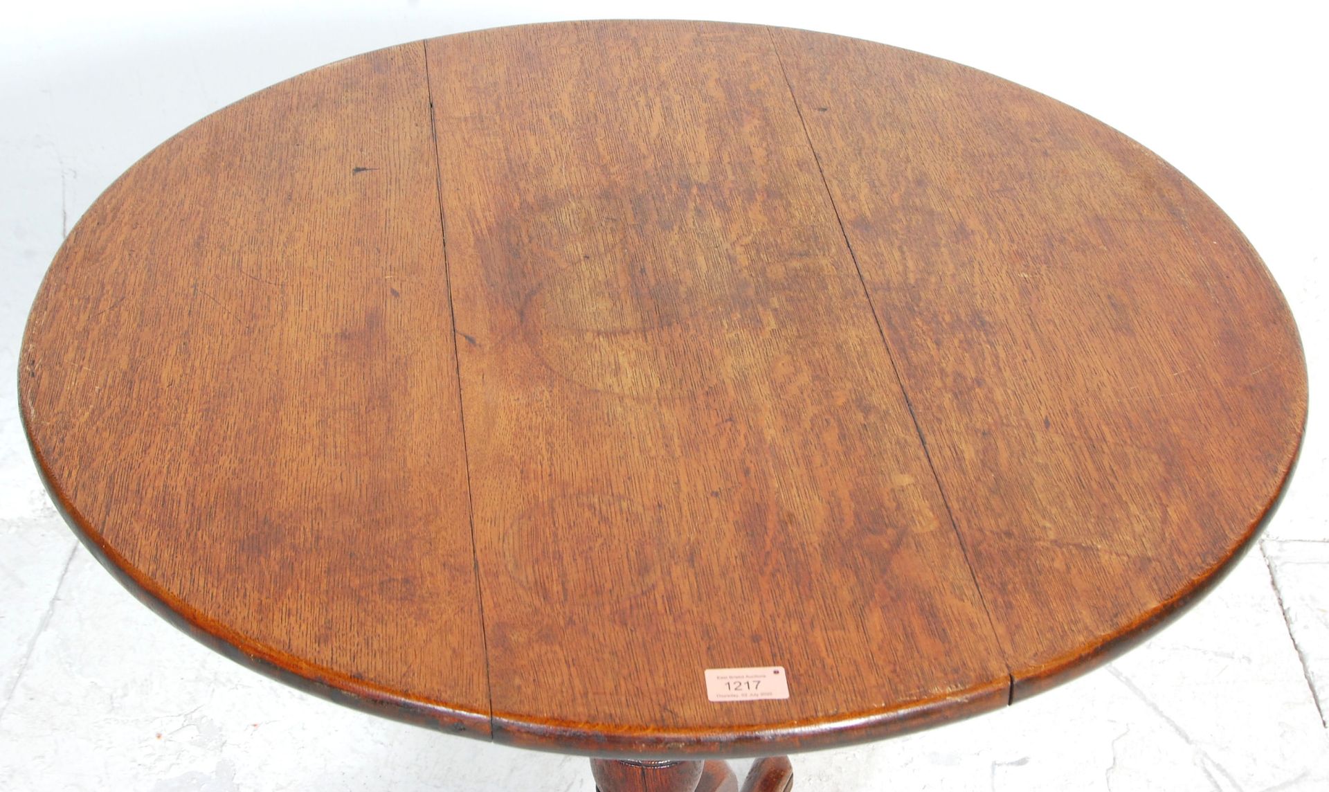 An 18th century George III country oak pedestal tilt top wine / occasional table. Raised on a - Bild 2 aus 5
