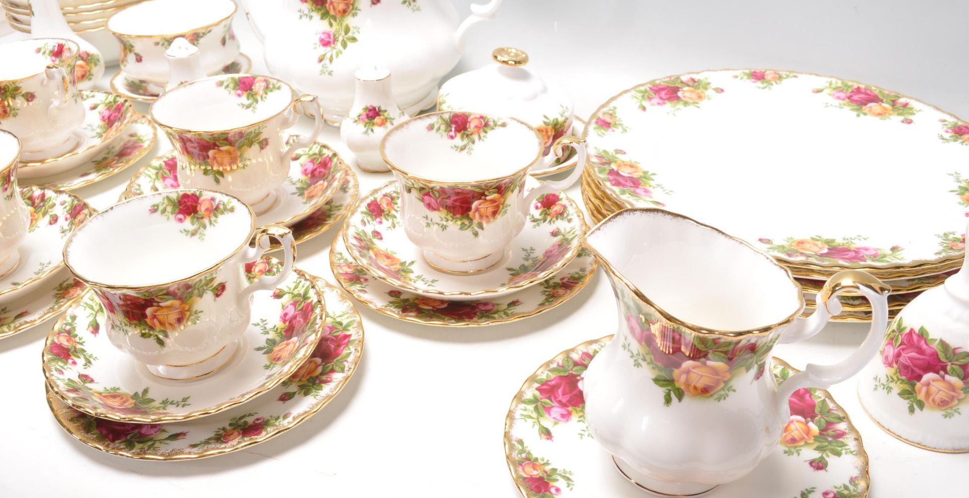 A Royal Albert bone china tea service in the Old Country Roses pattern to include a teapot, dinner - Bild 10 aus 13