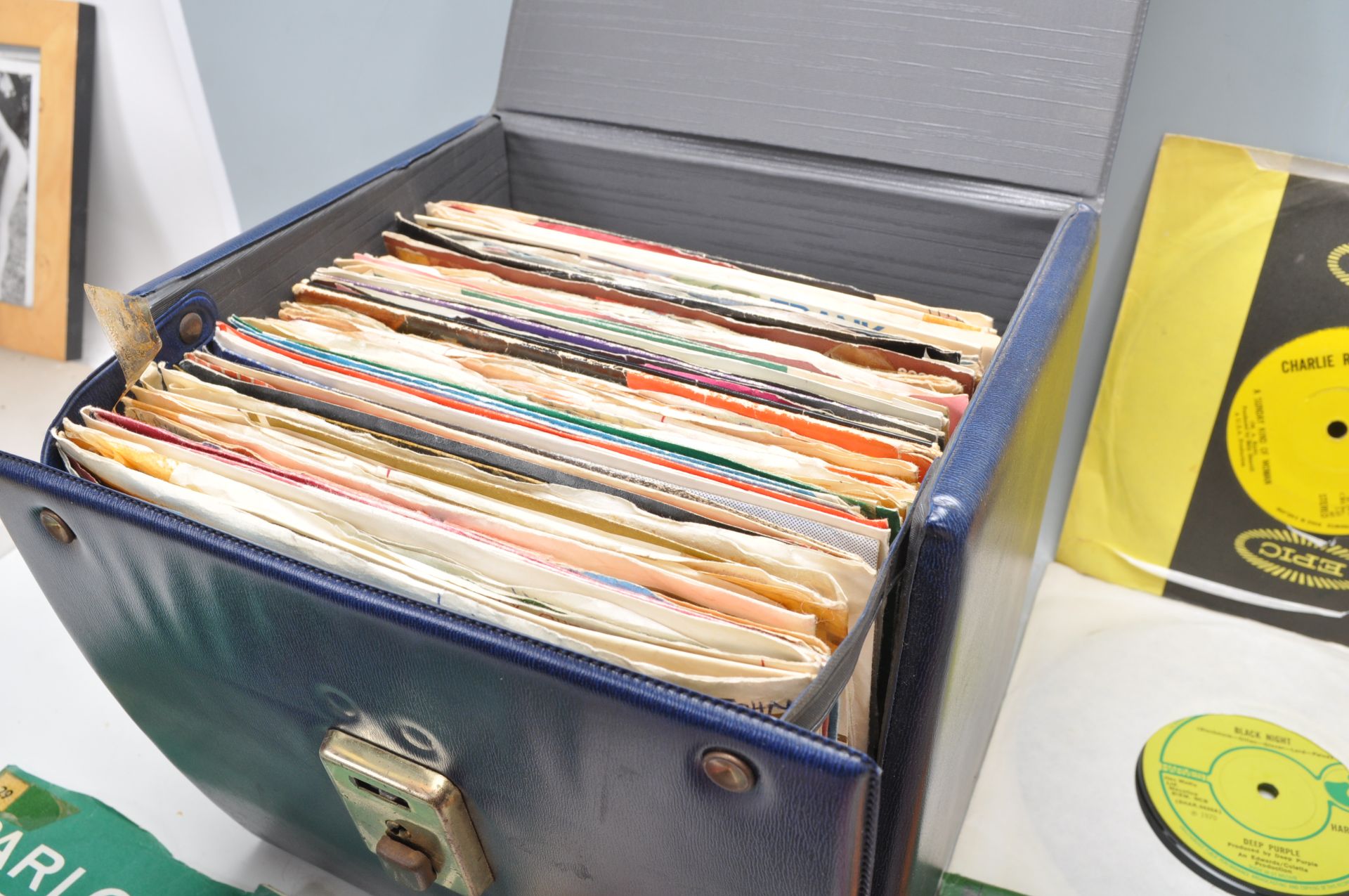 A case full of 45rpm vinyl 7" singles of varying artists and genres to include multiple Beatles - Bild 2 aus 7