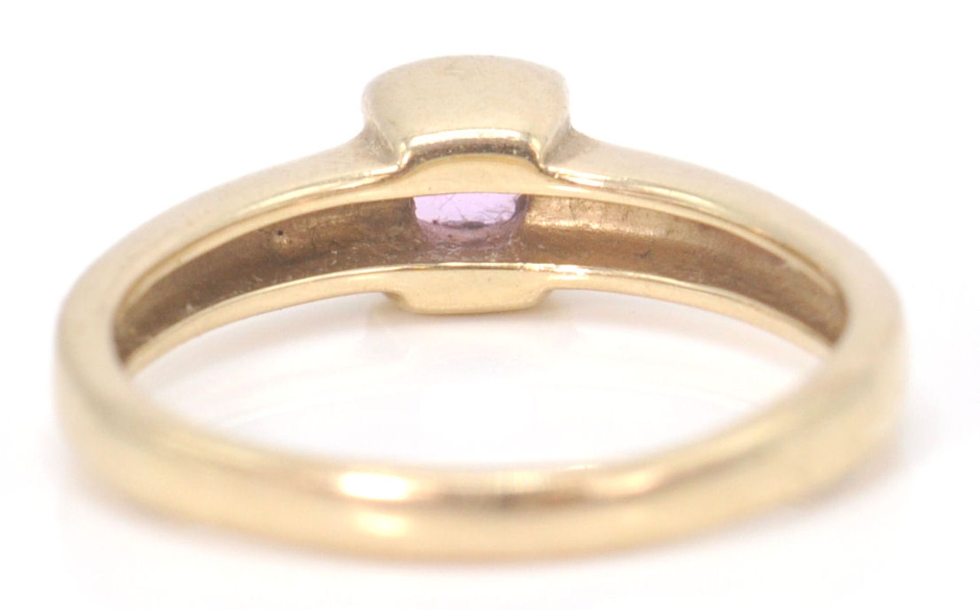 A hallmarked 9ct gold and amethyst single stone ring. The ring set with oval facet cut amethyst in - Bild 12 aus 15