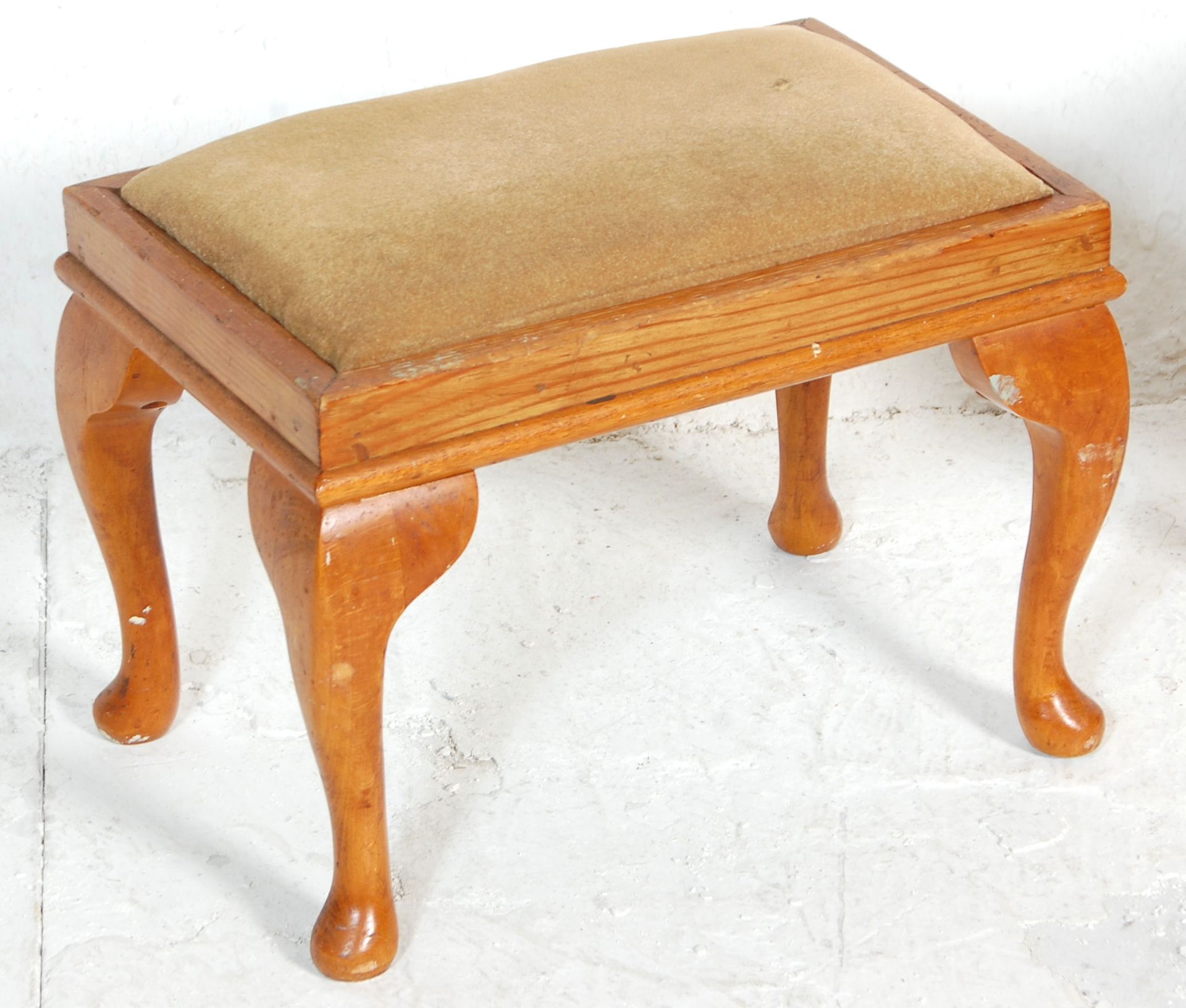 A near matching pair of vintage early 20th Century Queen Anne revival footstools. One of pine - Bild 2 aus 6