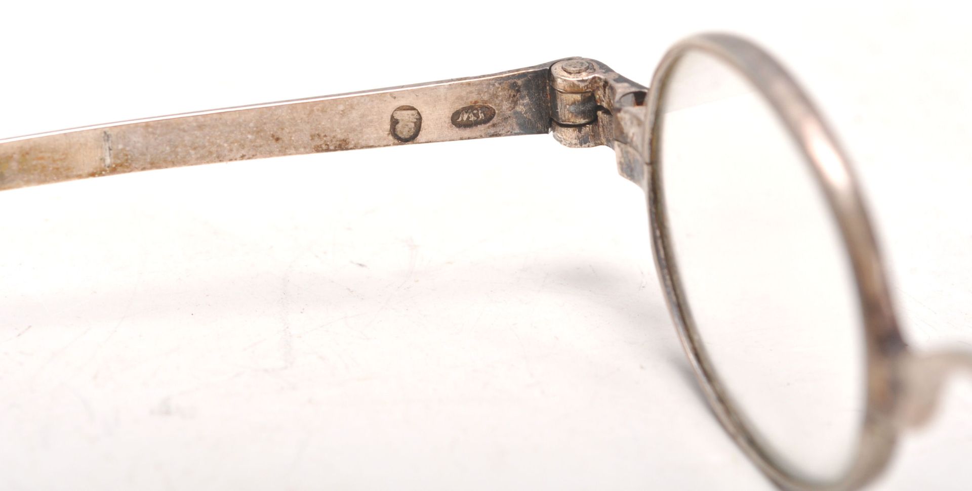 A pair of early 19th Century Georgian silver folding spectacle wig glasses. Fully hallmarked with - Bild 7 aus 8