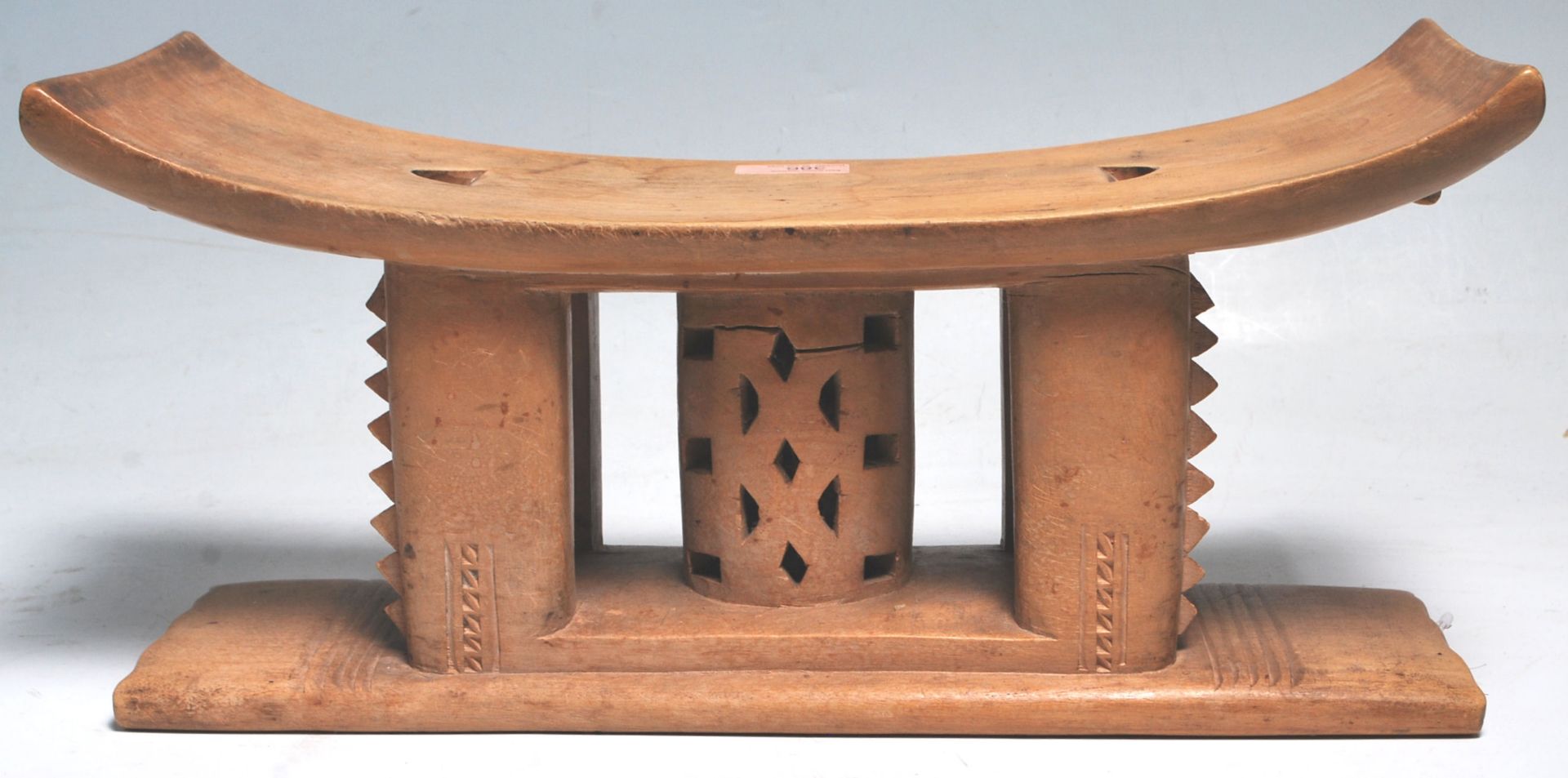 A carved African tribal Akan / Asante Ghanaian anthropomorphic stool having a rectangular curved - Bild 12 aus 12